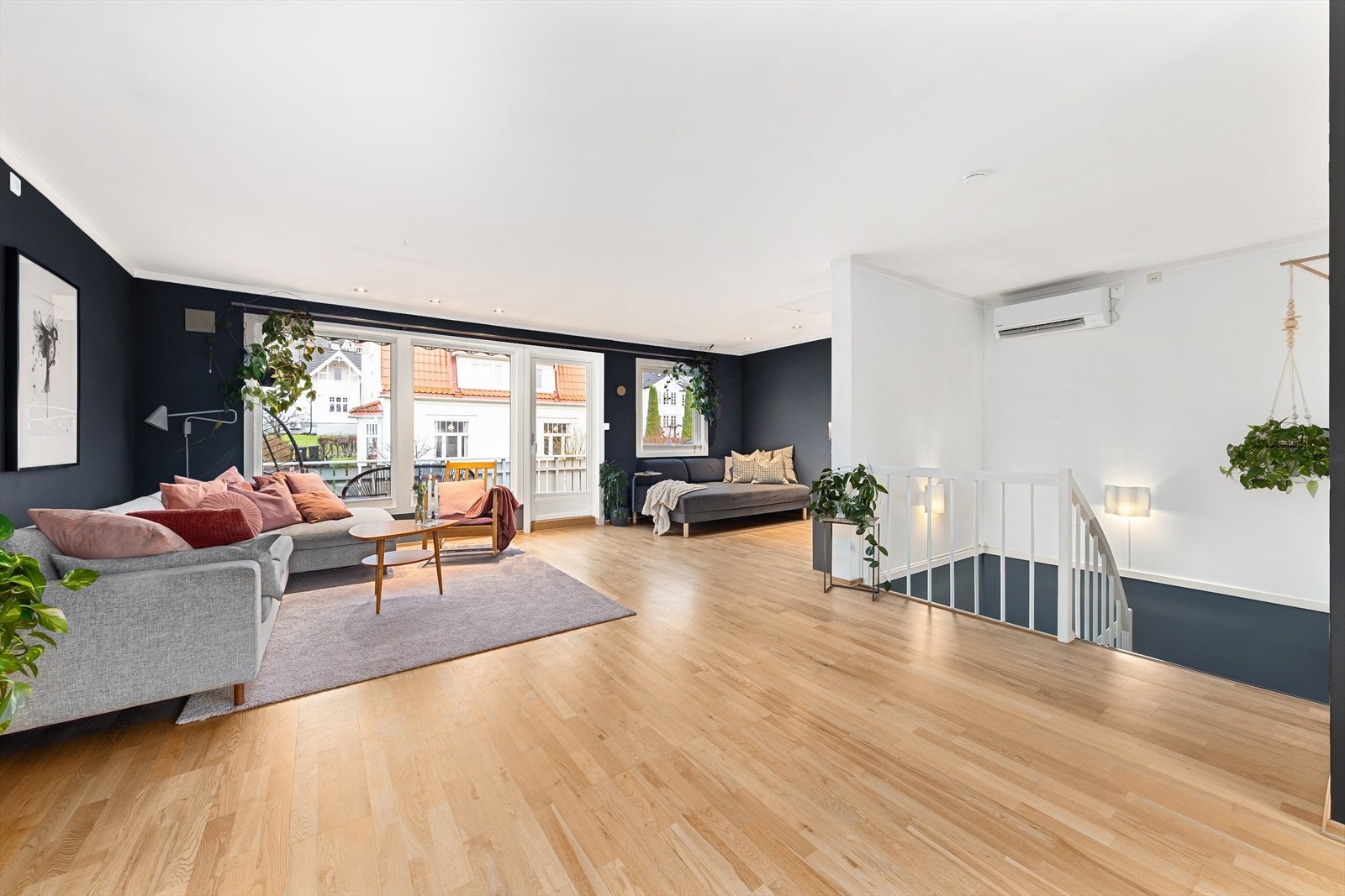 Vi tar trappa og beveger oss opp en etasje. I trapperommet er det etablert varmepumpe. Galleribilde