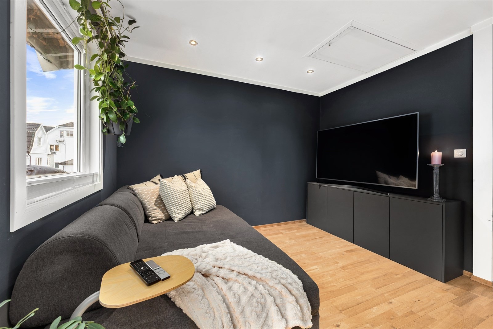 TV-en kan med fordel plasseres mot/på vegg. Galleribilde