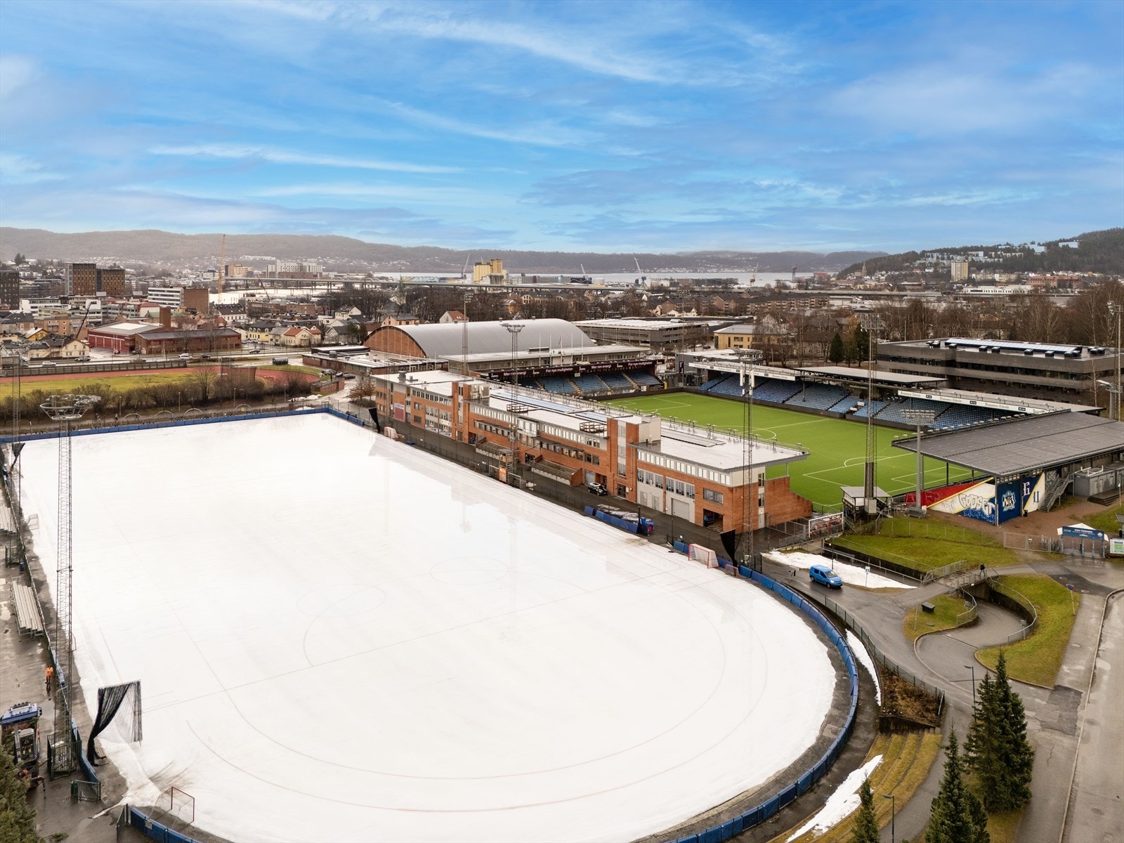 For aktive familier finnes det et bredt fritidstilbud i umiddelbar nærhet, med blant annet Drammensbadet, friidrettsbane, skøytebane og Bikkjestykket DiscGolfPark. Galleribilde