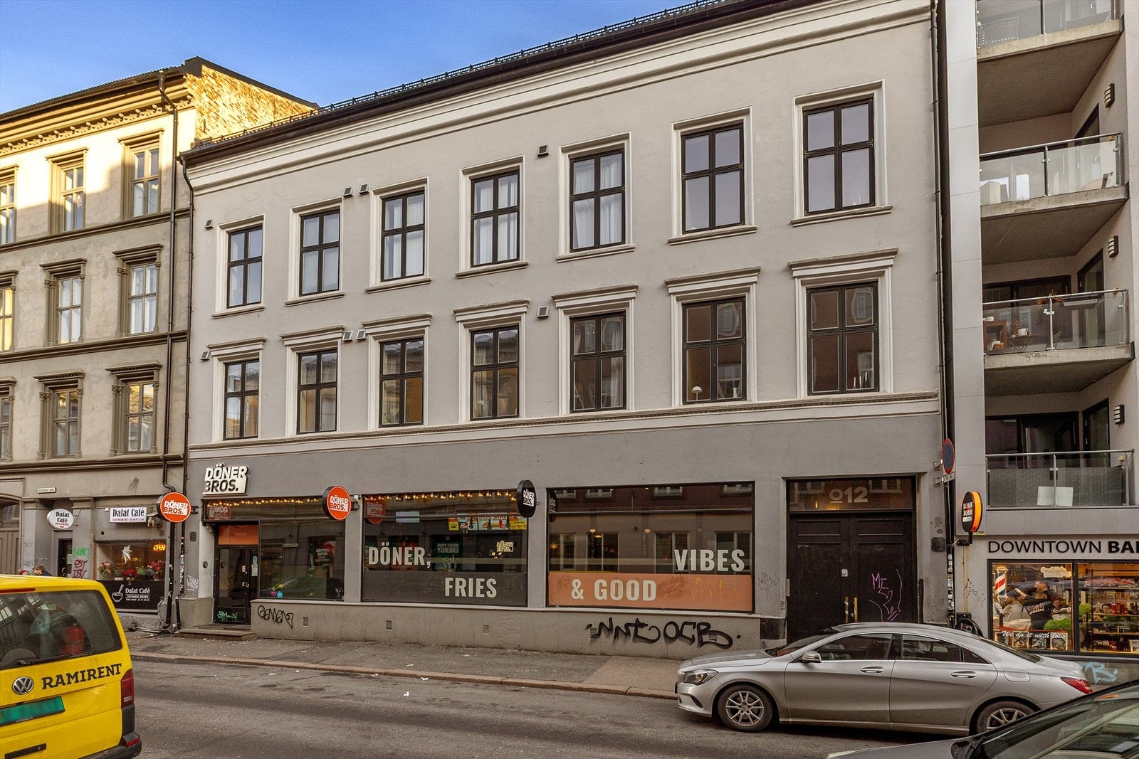 Eiendommen er en klassisk bygård fra 1870 med pusset og malt fasade. Galleribilde