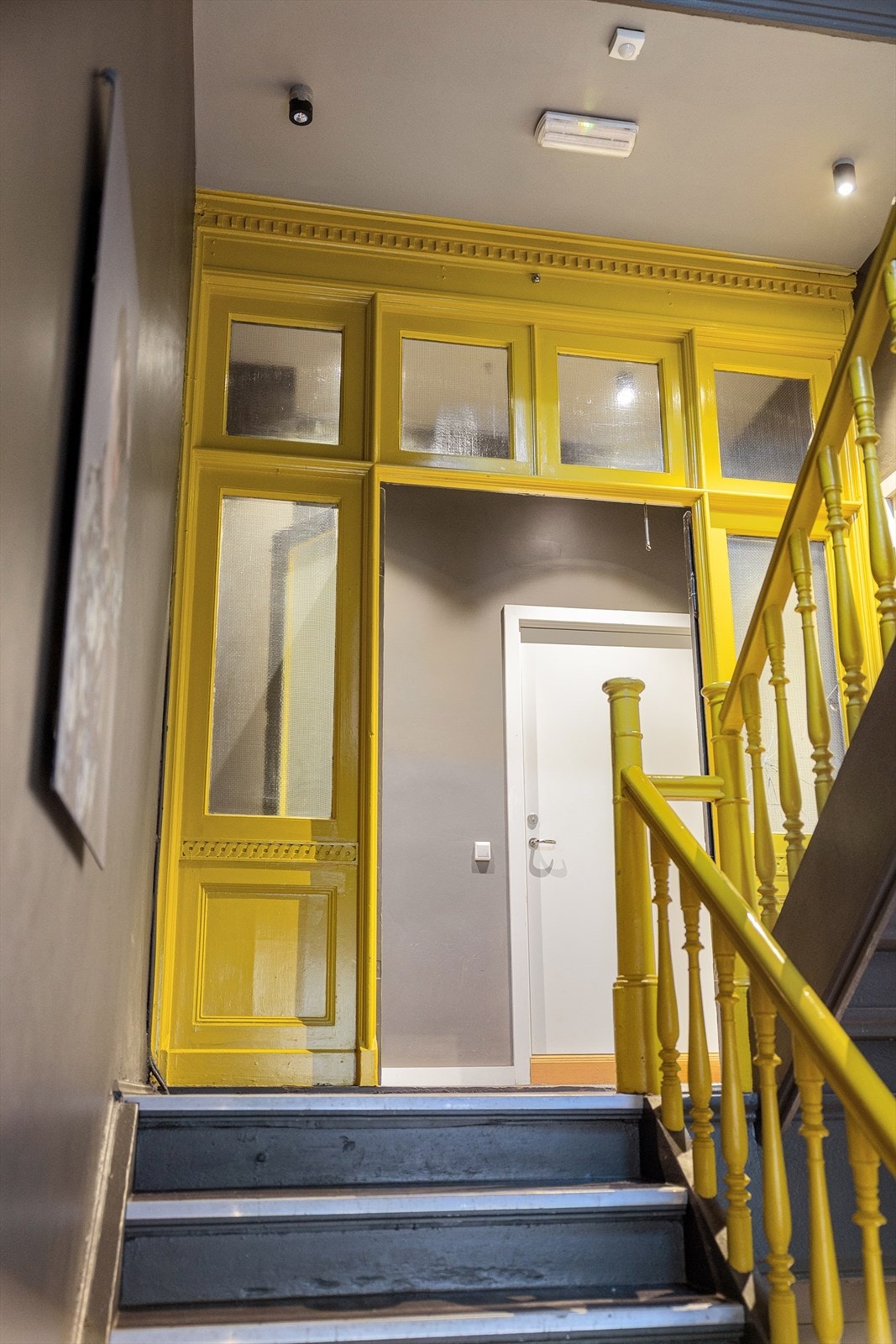 Felles trappeoppgang med en kombinasjon av bevarte, klassiske detaljer og moderne fargevalg. Galleribilde