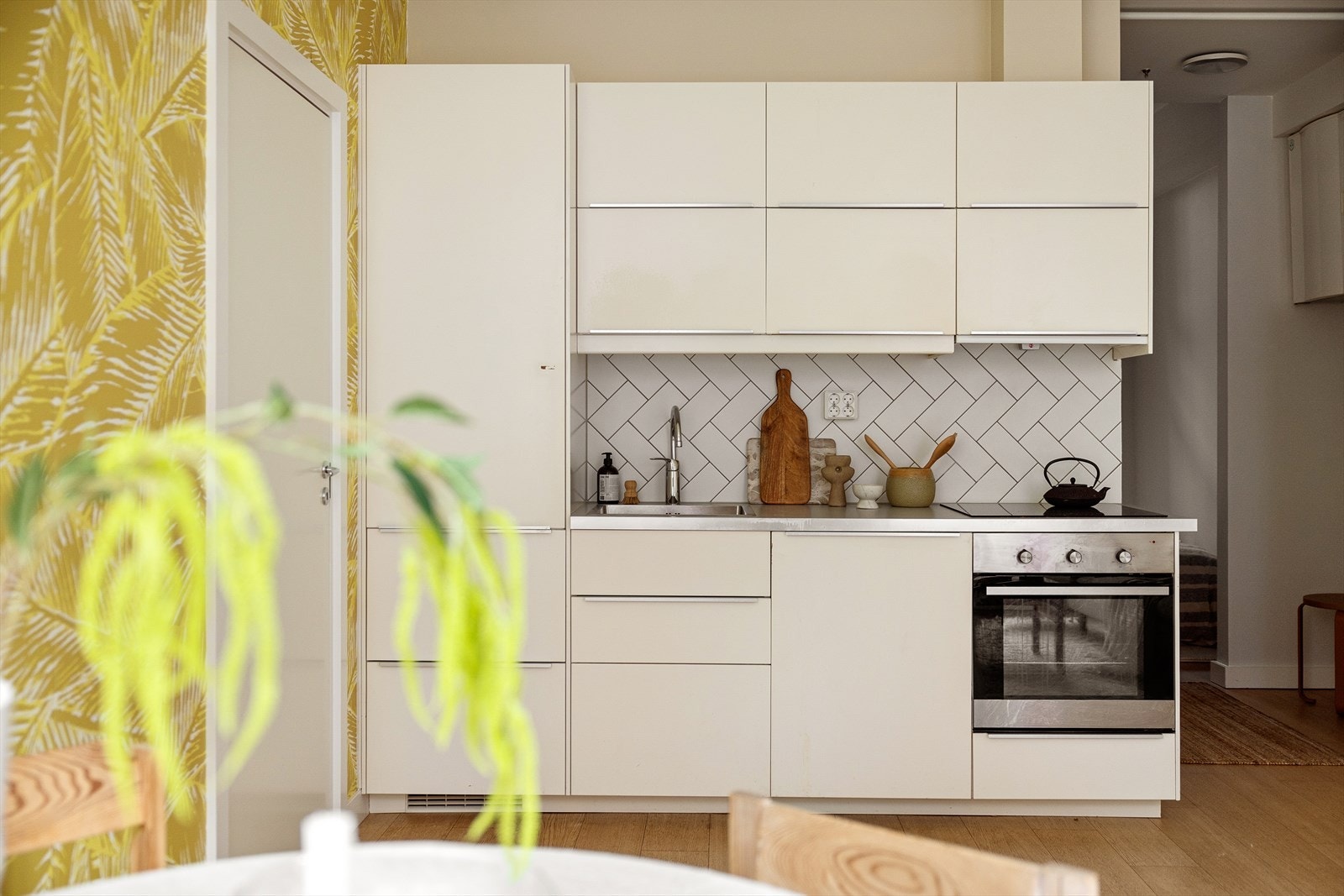 Kjøkkeninnredningen fra 2015 har slette fronter og integrerte hvitevarer. Galleribilde