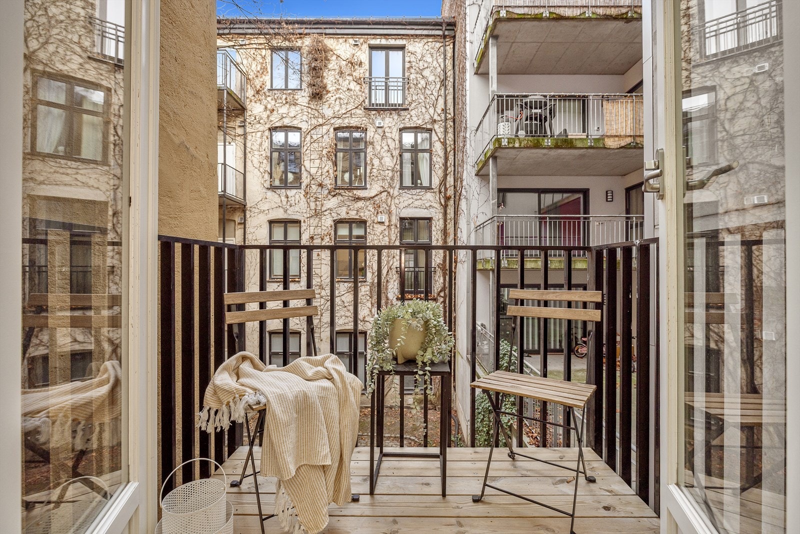 Tofløyet balkongdør i tre med isolerglass åpner opp fra soverommet. Galleribilde