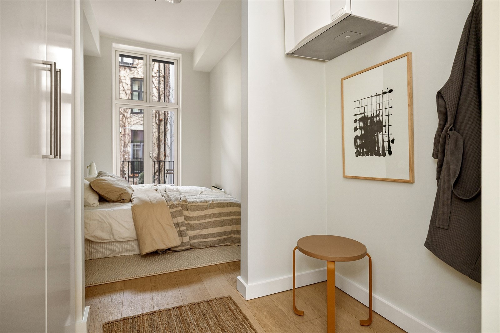 Soveromsdelen er adskilt fra oppholdsrommet, noe som skaper en naturlig soneinndeling. Galleribilde