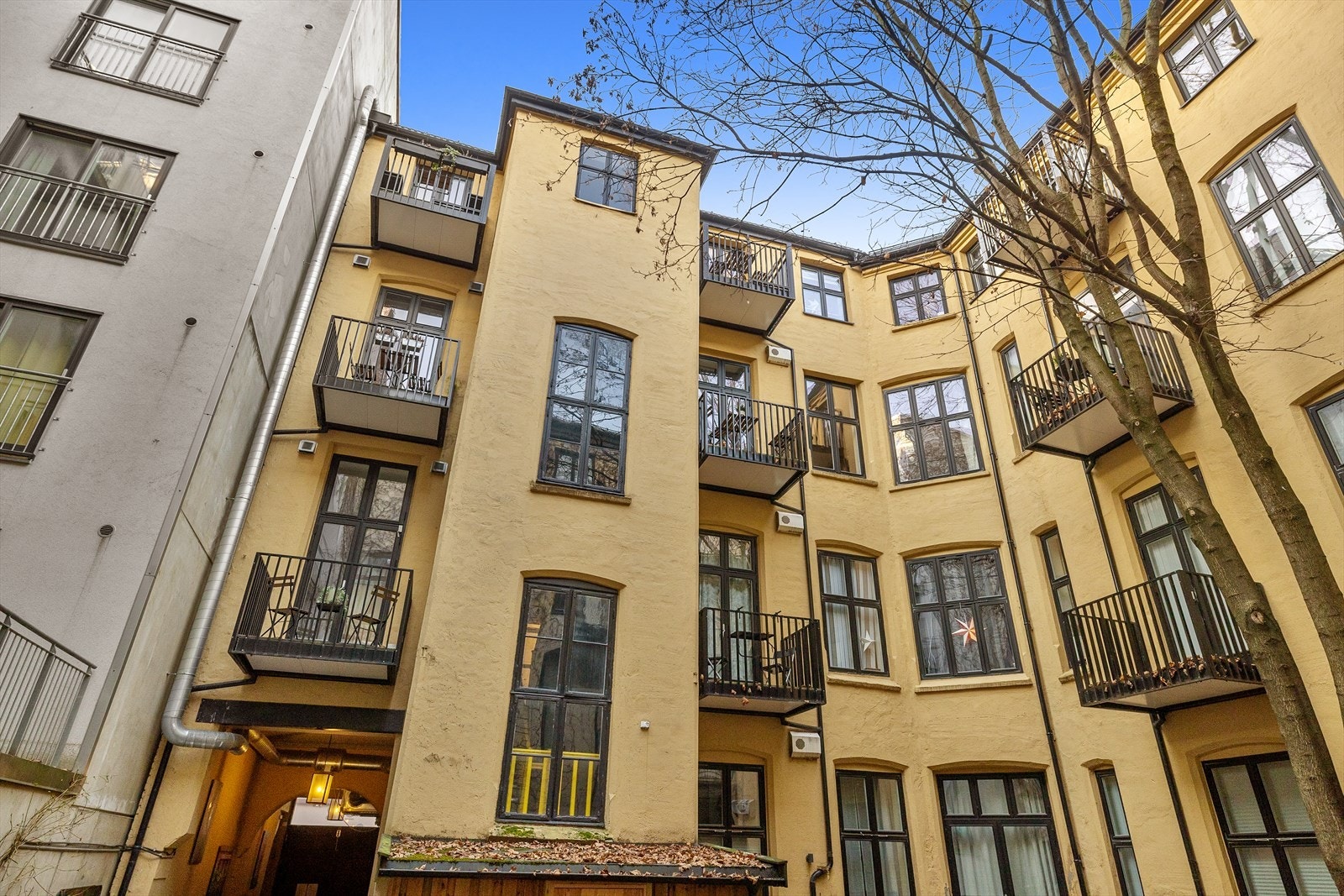 Bygården har en hyggelig og skjermet indre bakgård. Galleribilde