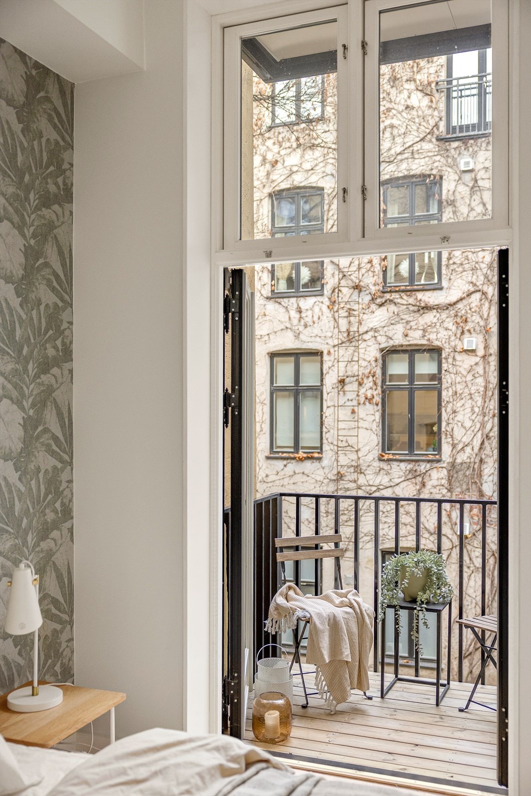 Den nordøstvendte balkongen på 2 m² vender inn mot en stille og tilbaketrukket bakgård. Galleribilde