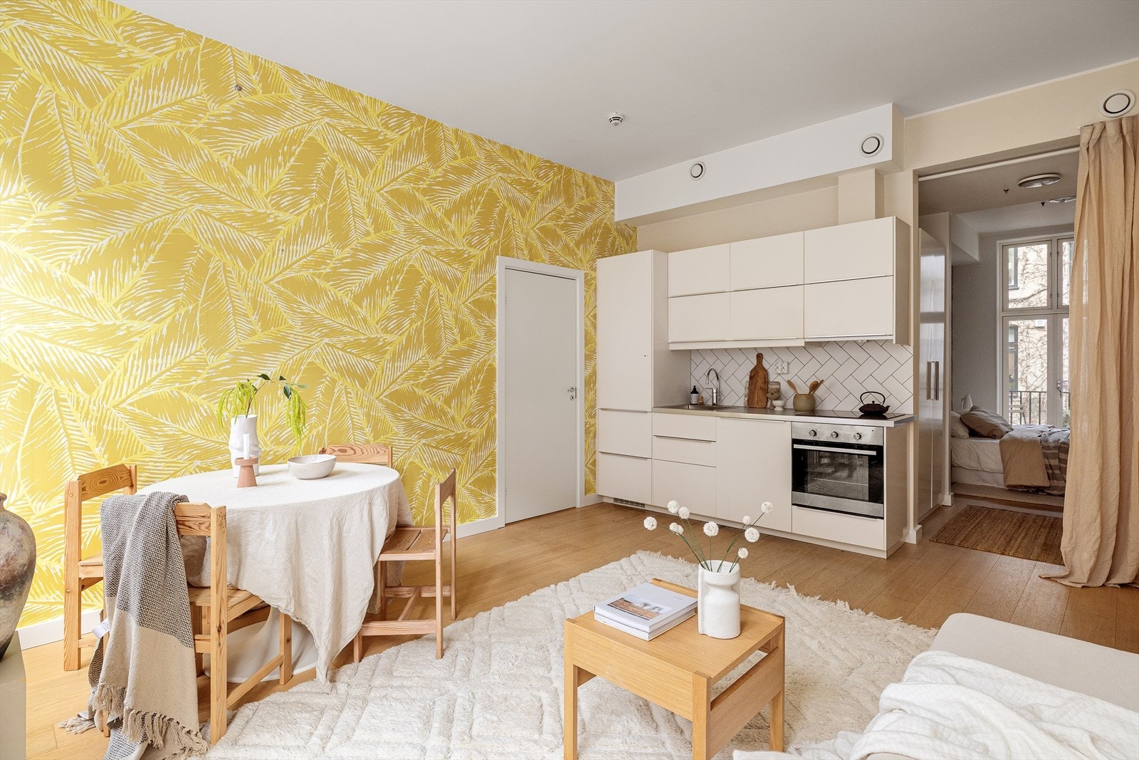 Kjøkkenet er praktisk plassert i den åpne løsningen, med plass til spisebord i tilknytning. Galleribilde