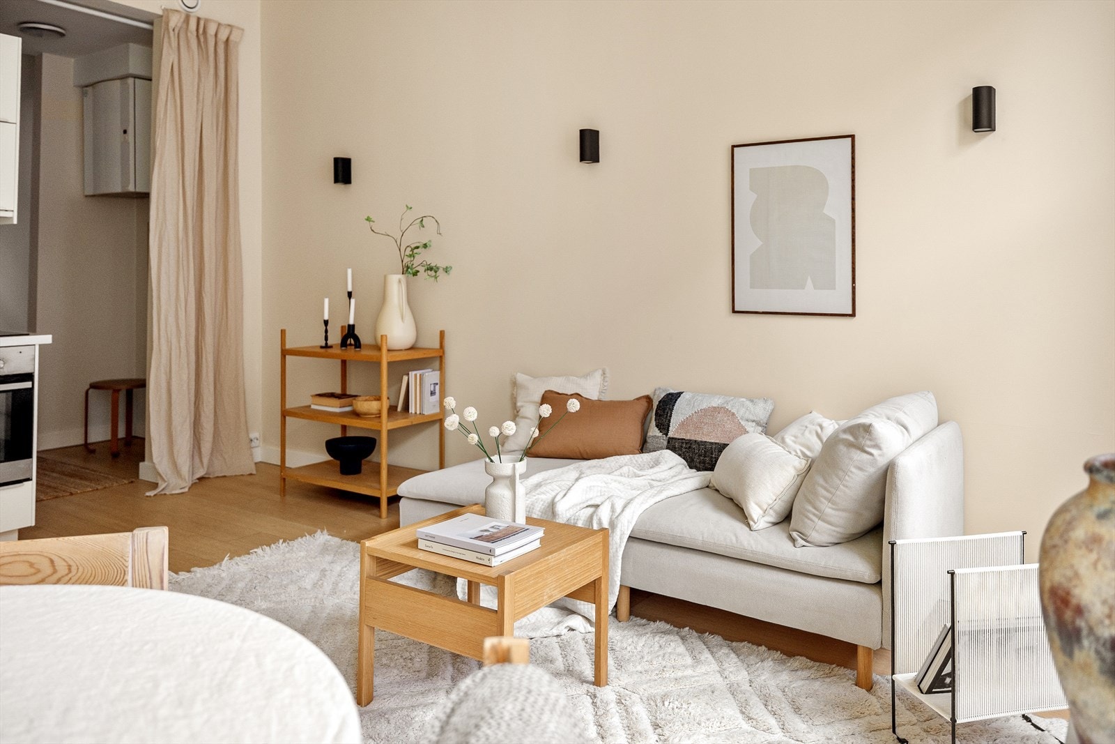 Stuen er et sentralt rom i leiligheten, med åpen løsning mot kjøkken og gang. Galleribilde