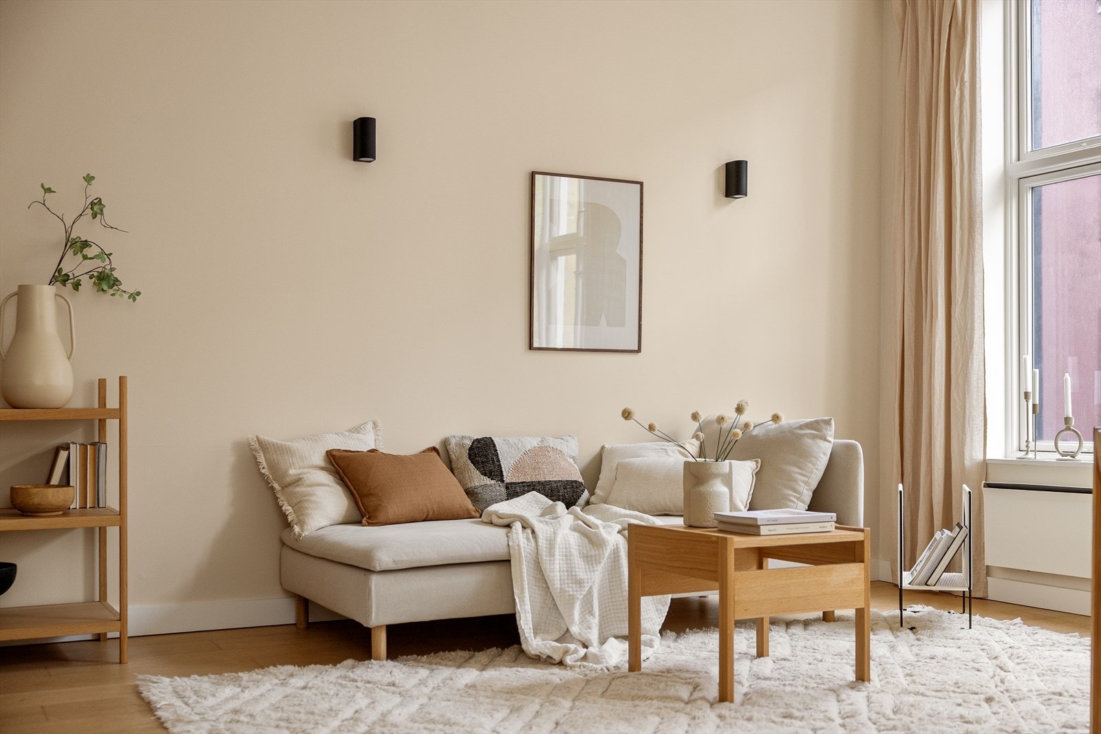 Stuen har malte, slette flater og store vindusflater som gir et godt lysinnslipp. Galleribilde