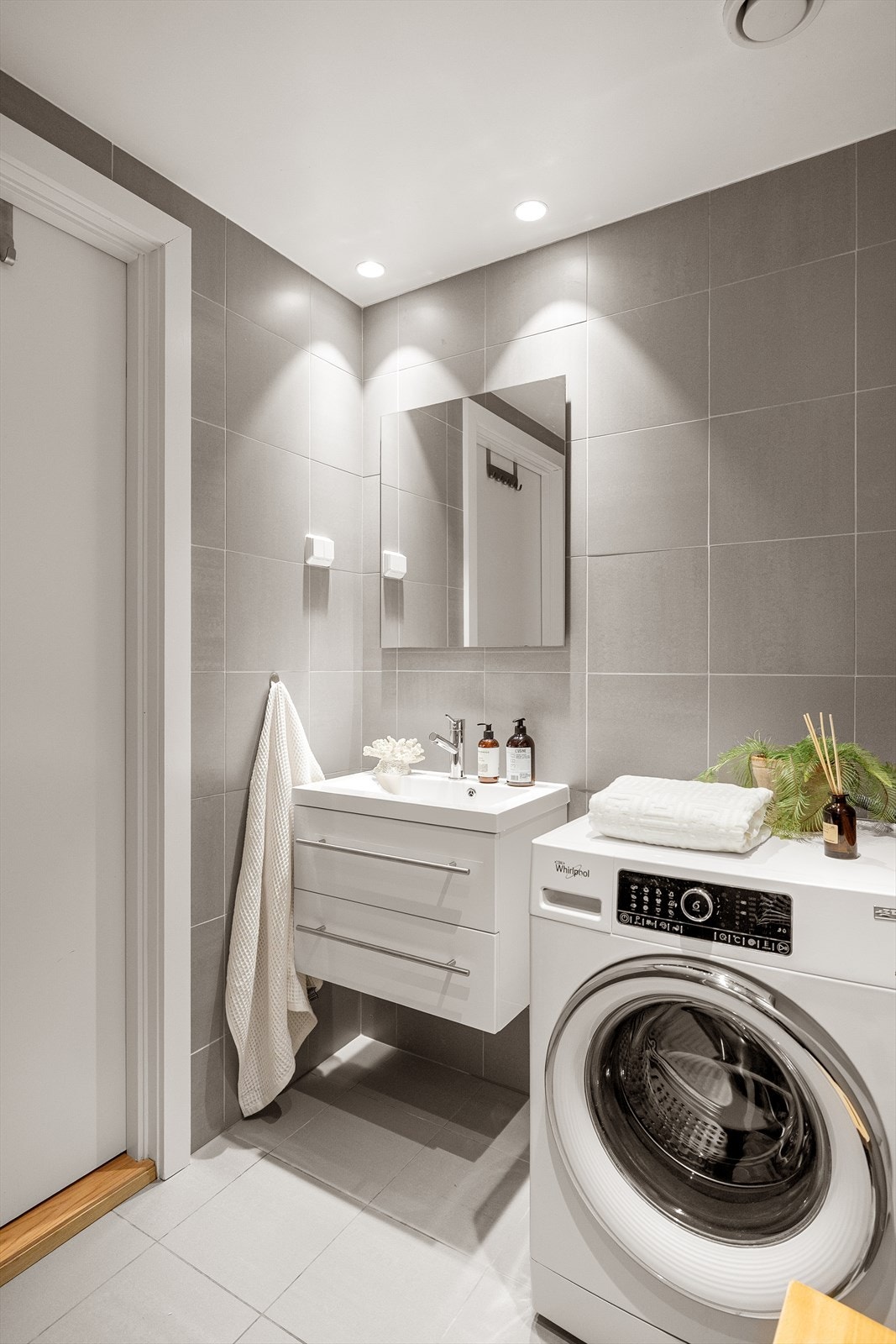 Her på badet er det elektriske varmekabler i gulvet for økt komfort. Galleribilde