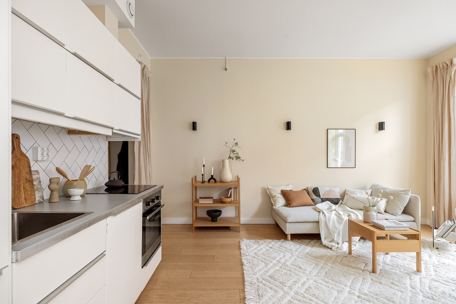 Fra kjøkkenbenken har du god oversikt over stuen. Kjøkkenet har laminatbenkeplate og fliser på bakvegg. Galleribilde