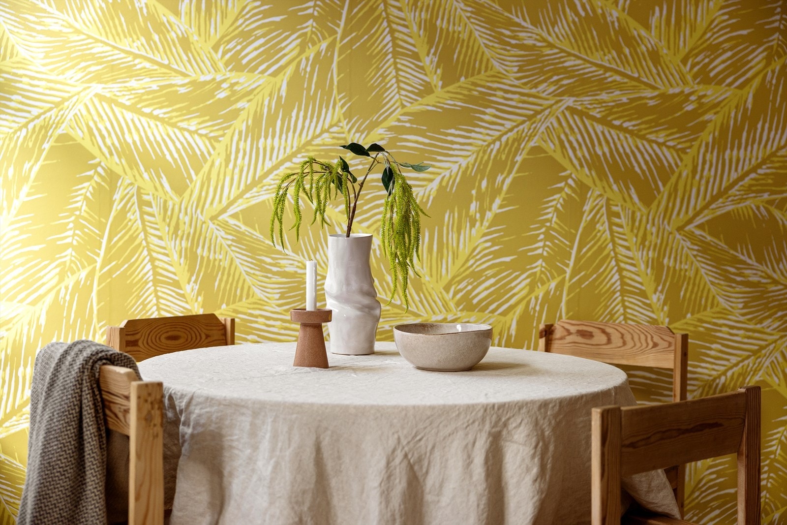 Spiseplassen er en hyggelig sone i allrommet, rammet inn av en dekorativ fondvegg. Galleribilde