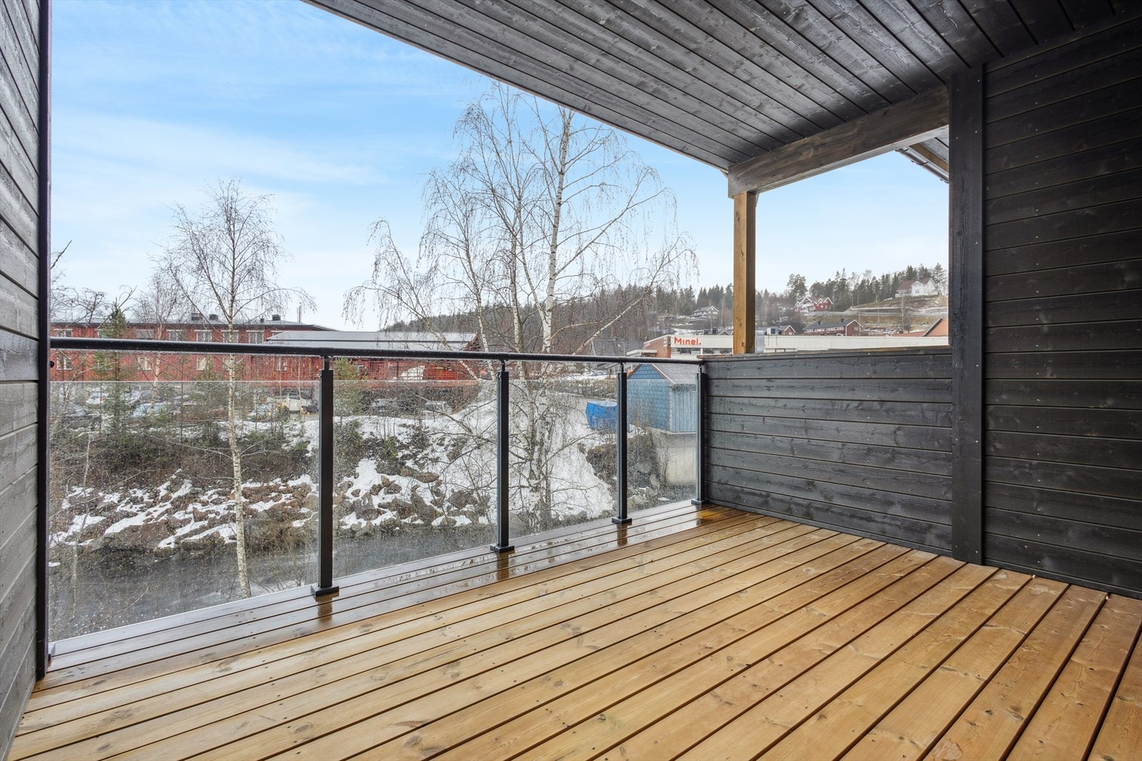 Her er det god plass for utemøbler og gassgrill. Galleribilde