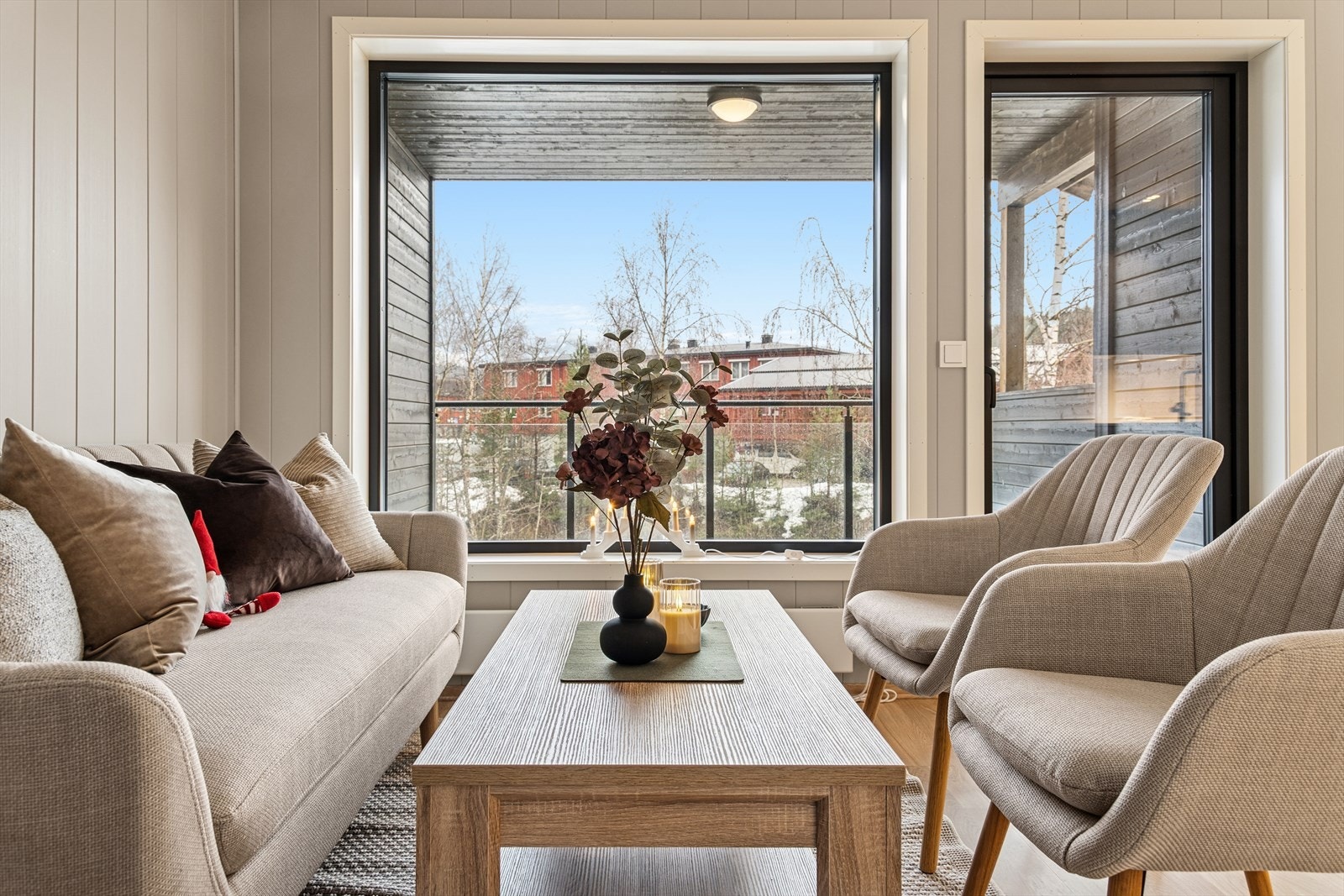 Rommet har flere store vindusflater som gir svært godt med naturlig lysinnslipp. Galleribilde