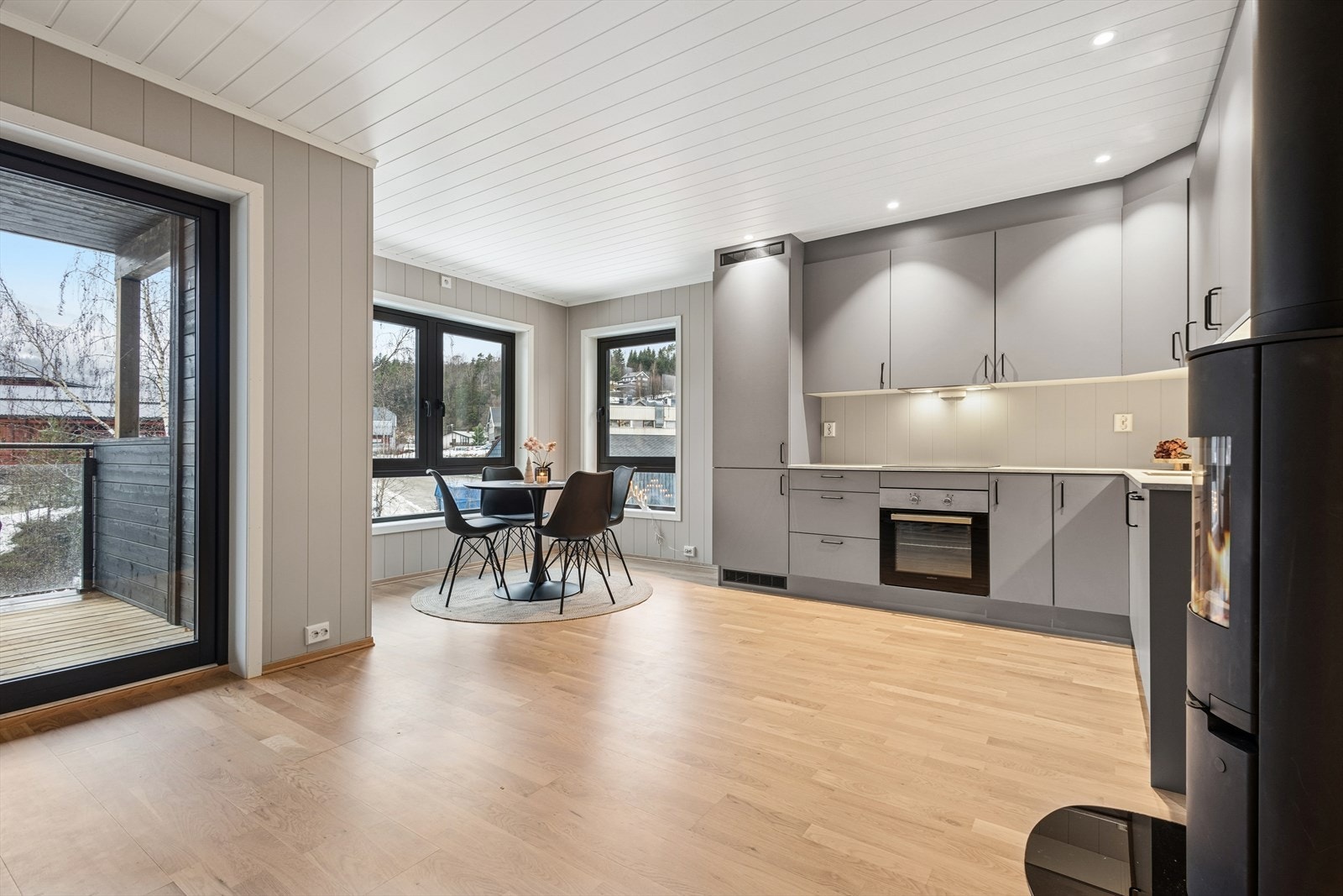 Kjøkkenet er praktisk innredet med godt med skap- og benkeplass. Galleribilde