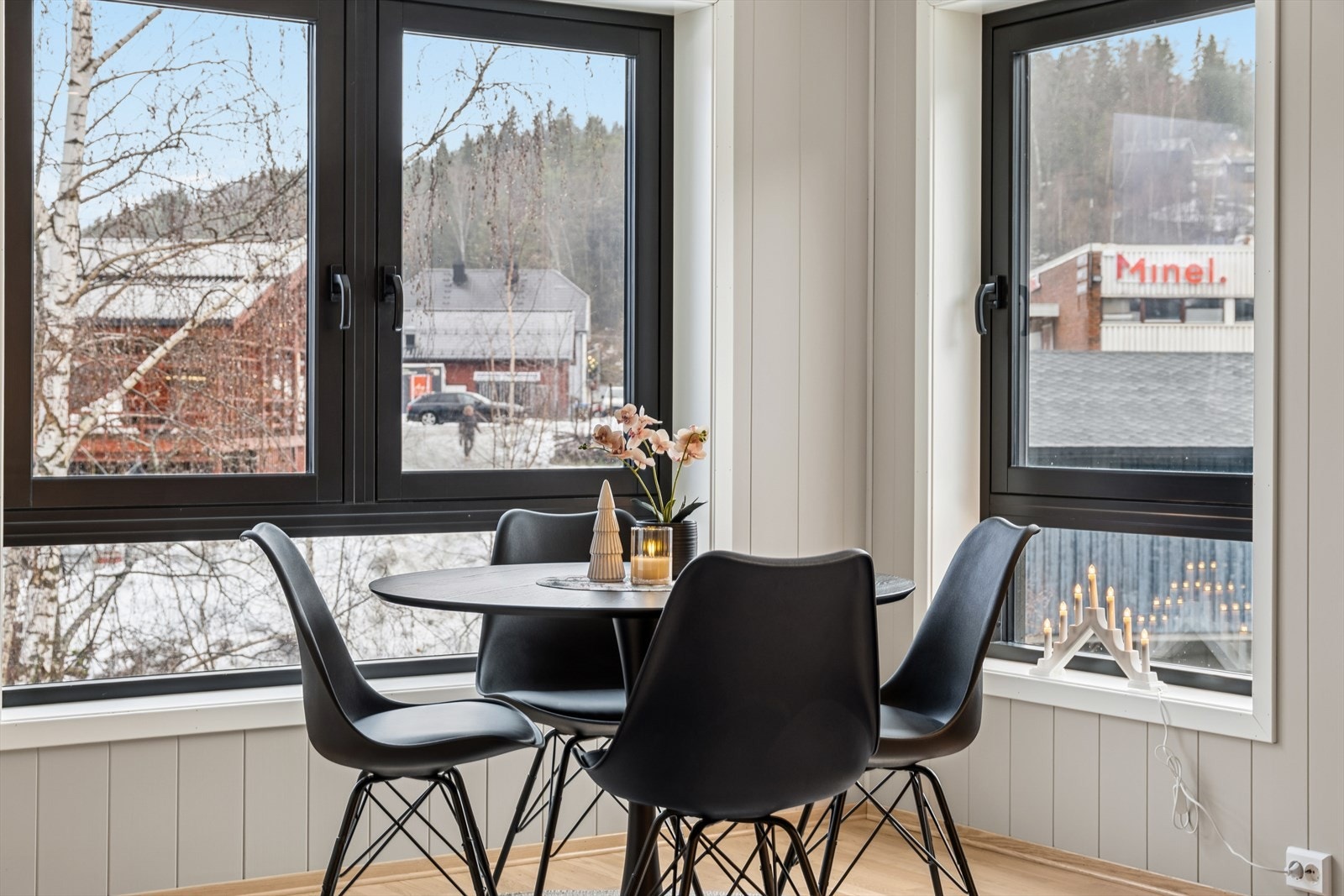 Her har man også store vindusflater og flott utsikt over elva. Galleribilde