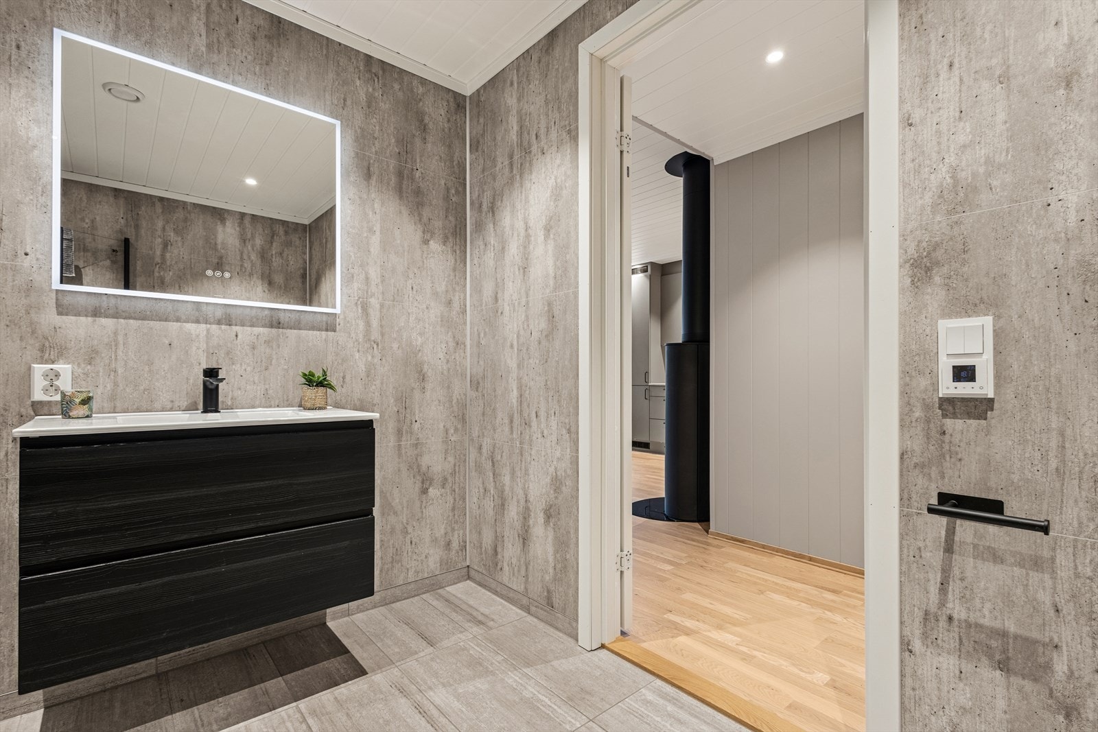 Stilrent bad med grå og sorte detaljer. Galleribilde