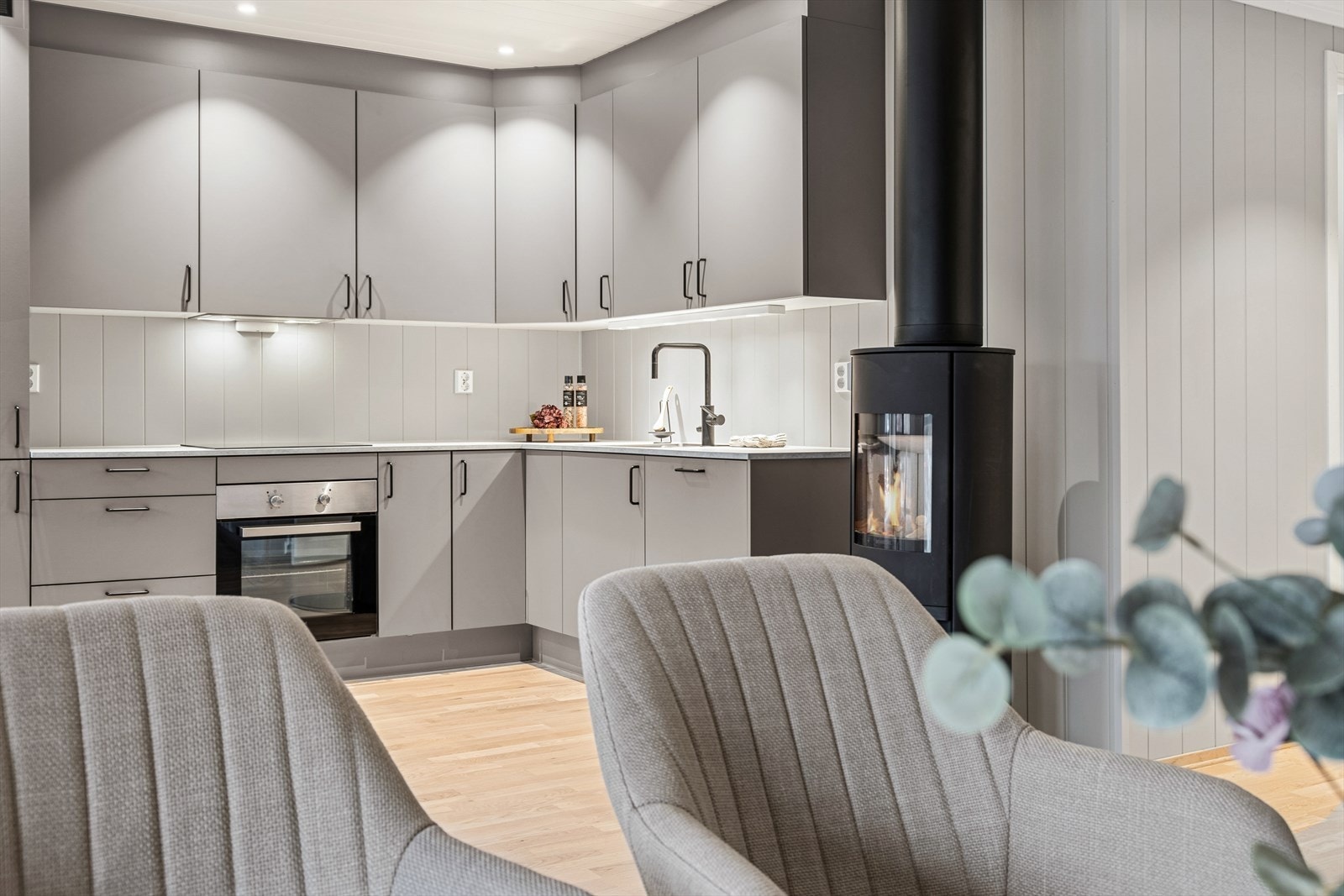 Stue og kjøkken ligger i en praktisk og åpen løsning. Galleribilde