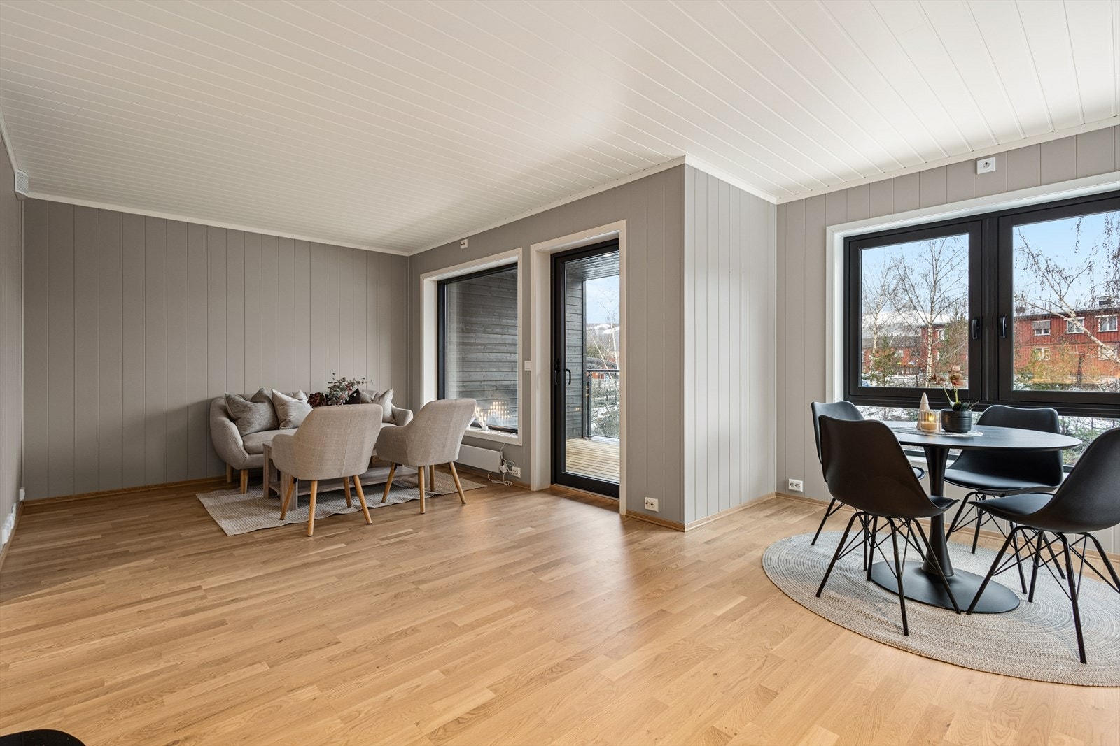 Innbydende stue oppdelt i soner. Det gir god plass for sofagruppe med tilhørende møblement, samt spisestue. Galleribilde