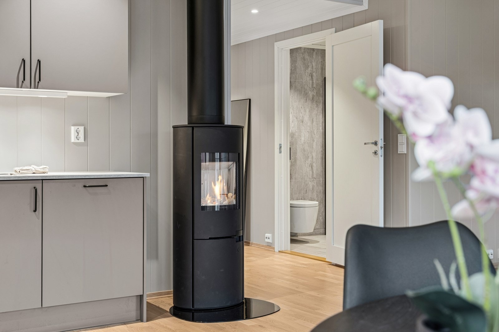 Det er også installert peisovn som varmer godt på kalde høst- og vinterkvelder. Galleribilde