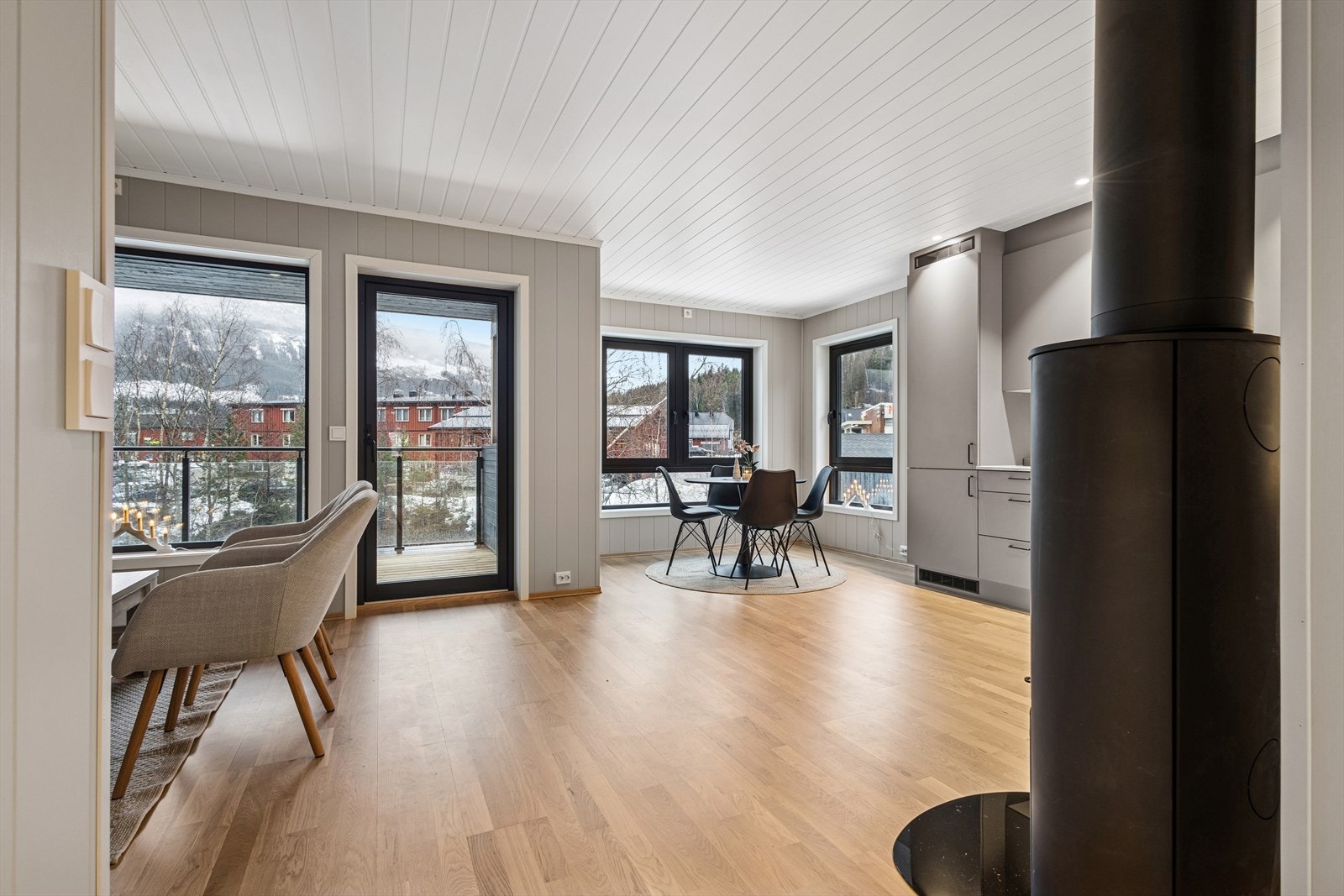 Fra stuen er det utgang til en vestvendt og solrik balkong på 11 m². Galleribilde