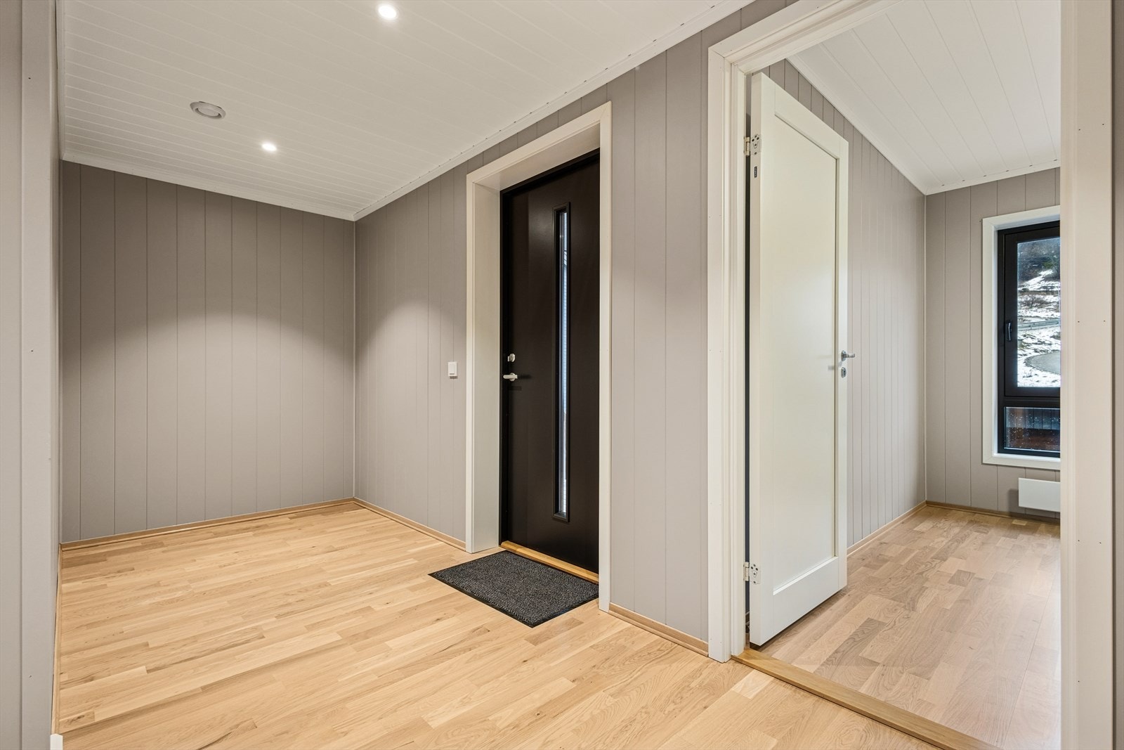 Entré har varme i gulv. Her er det god plass til garderobeløsninger. Galleribilde