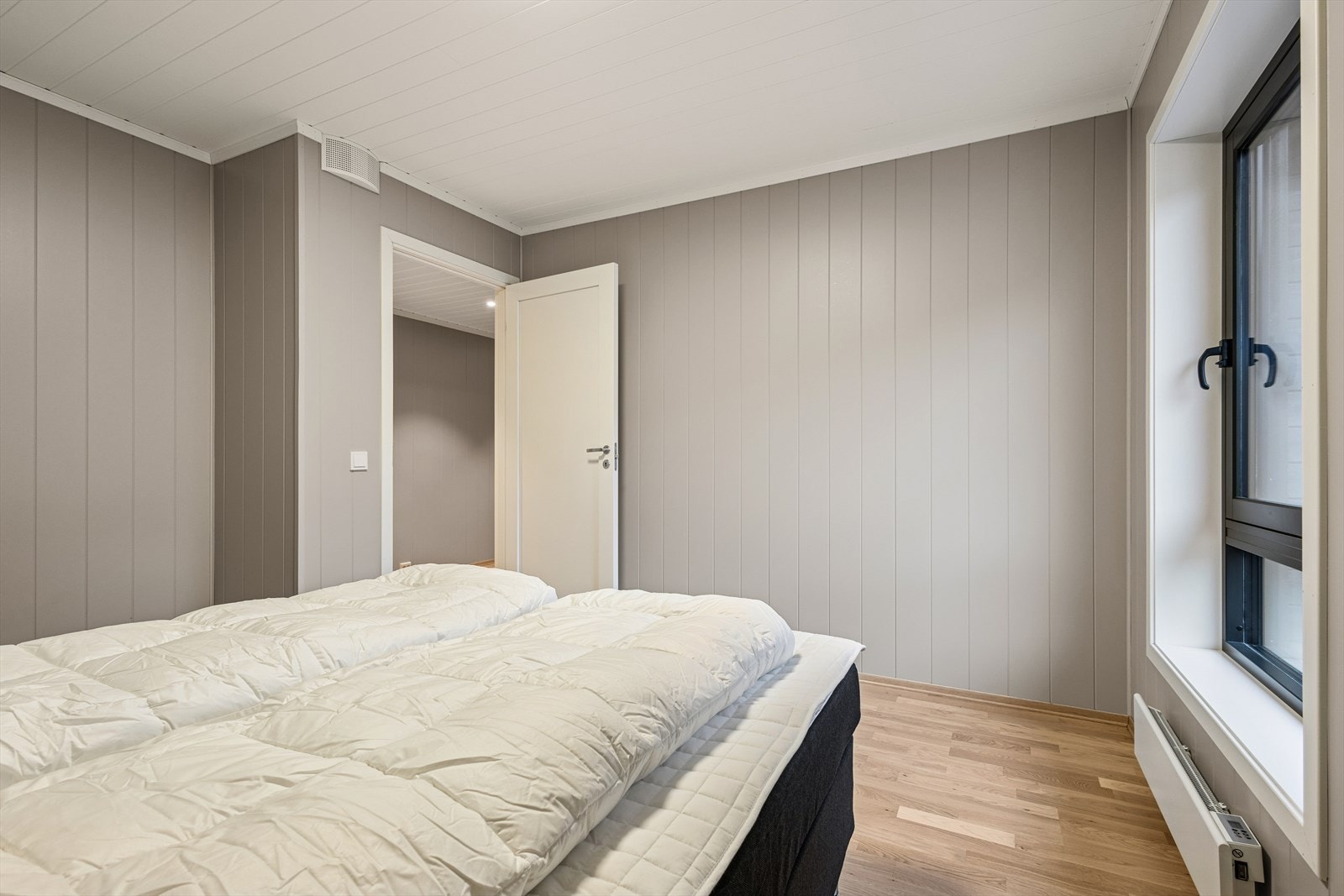 Her er det god plass til dobbeltseng og nattbord, samt garderobeløsning. Galleribilde