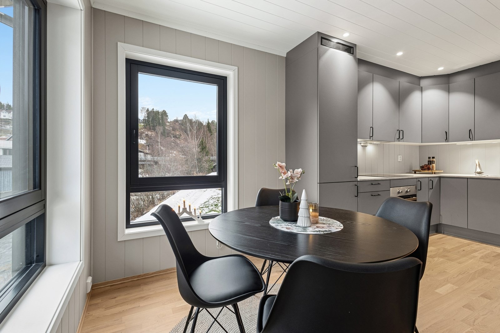 I kjøkkensona er det plass til spisebord. Galleribilde