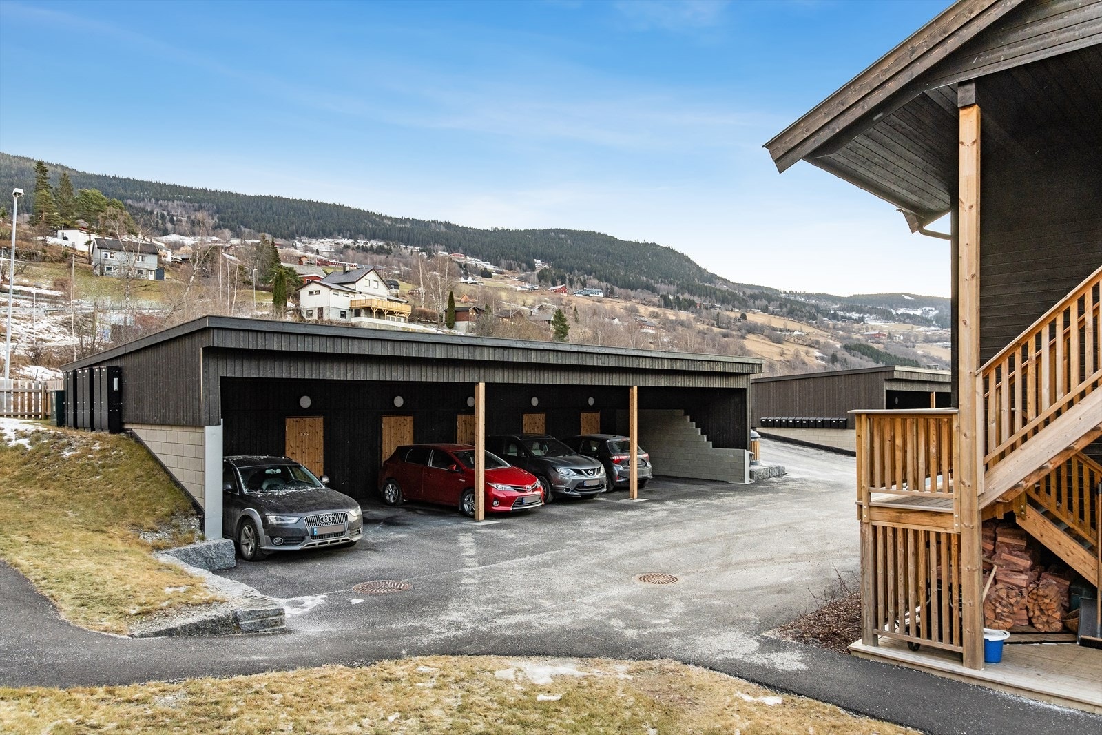Det medfølger én biloppstillingsplass i felles carportanlegg, samt en tilhørende bod i bakkant på 5 m². Galleribilde