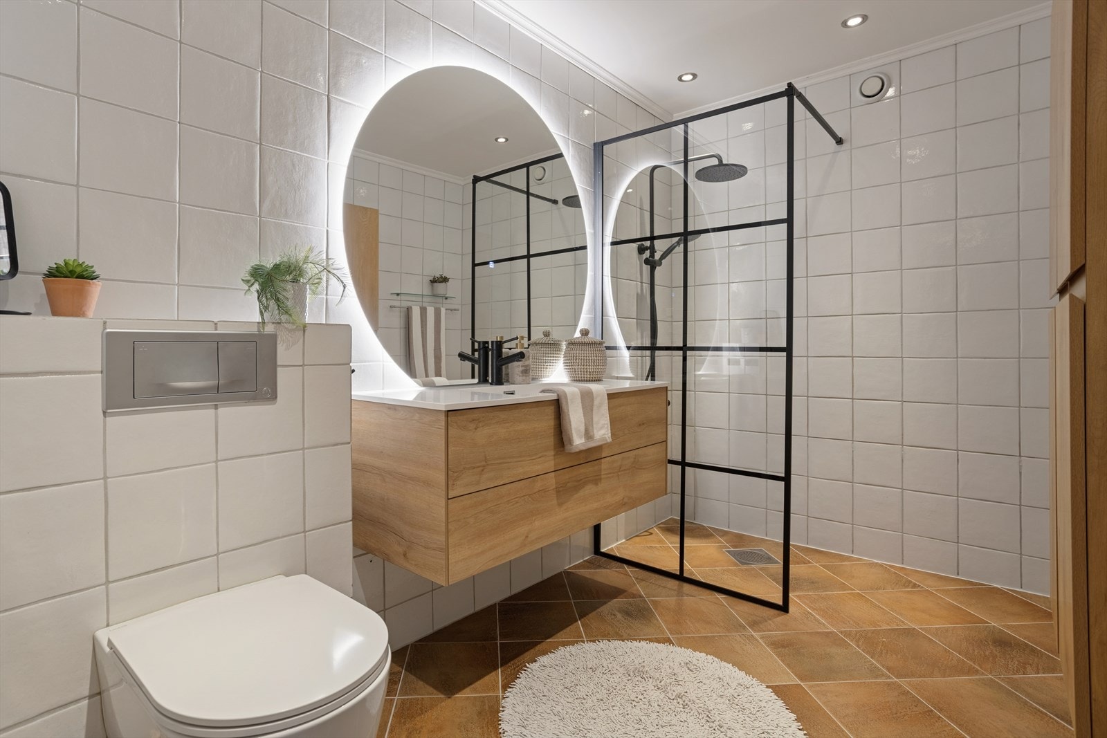 Pent, helfliset baderom med varmekabler i gulv. Badet ble oppgradert i 2025 med nytt møblement og dusjvegg. Galleribilde