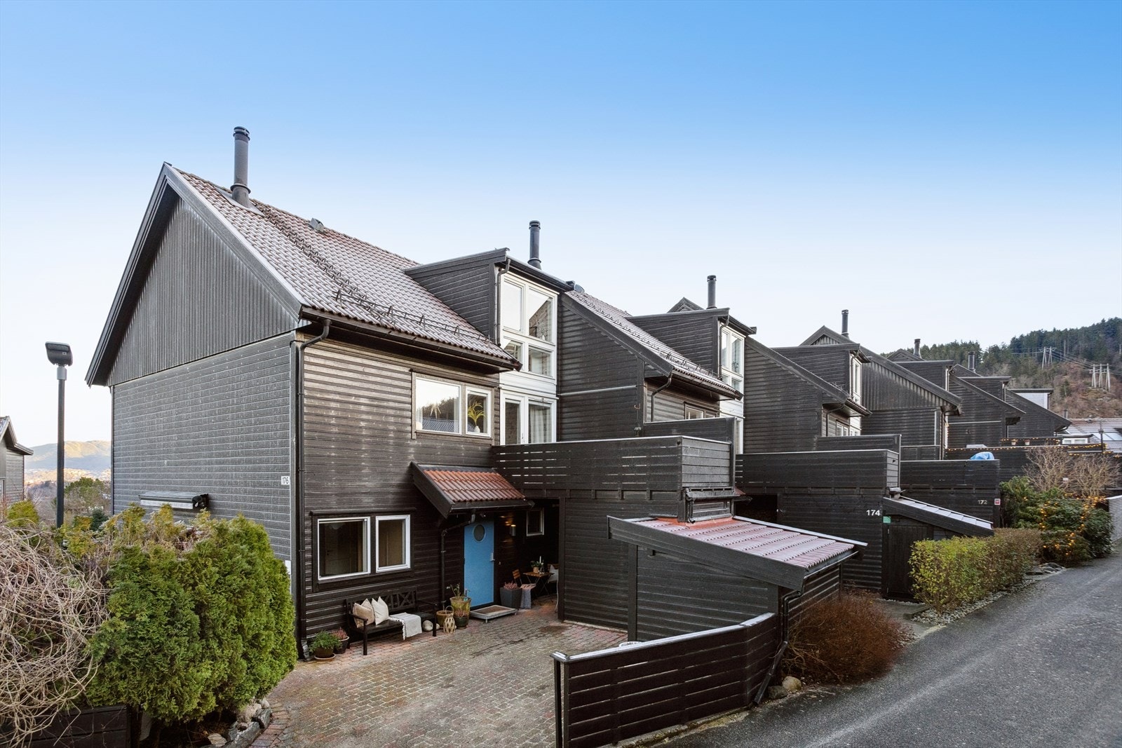 DNB Eiendom ved Kamilla Rein ønsker velkommen til Råtun 176, et meget pent og innholdsrikt enderekkehus over 3 plan. Storparten av utvendig fasade ble nymalt i 2024. Galleribilde