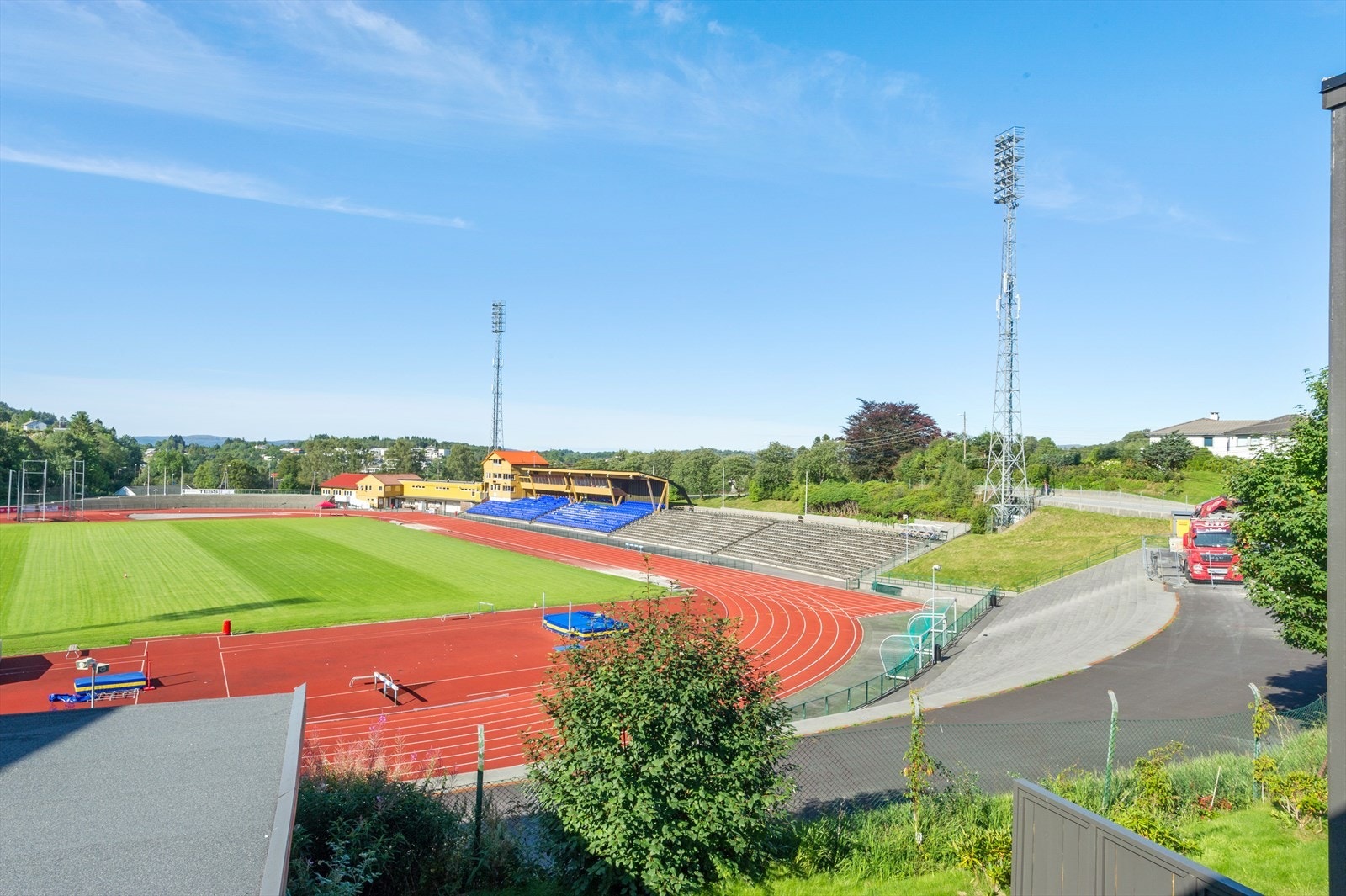 Boligen ligger nær Fana Stadion med sitt flotte idrettsanlegg. Galleribilde