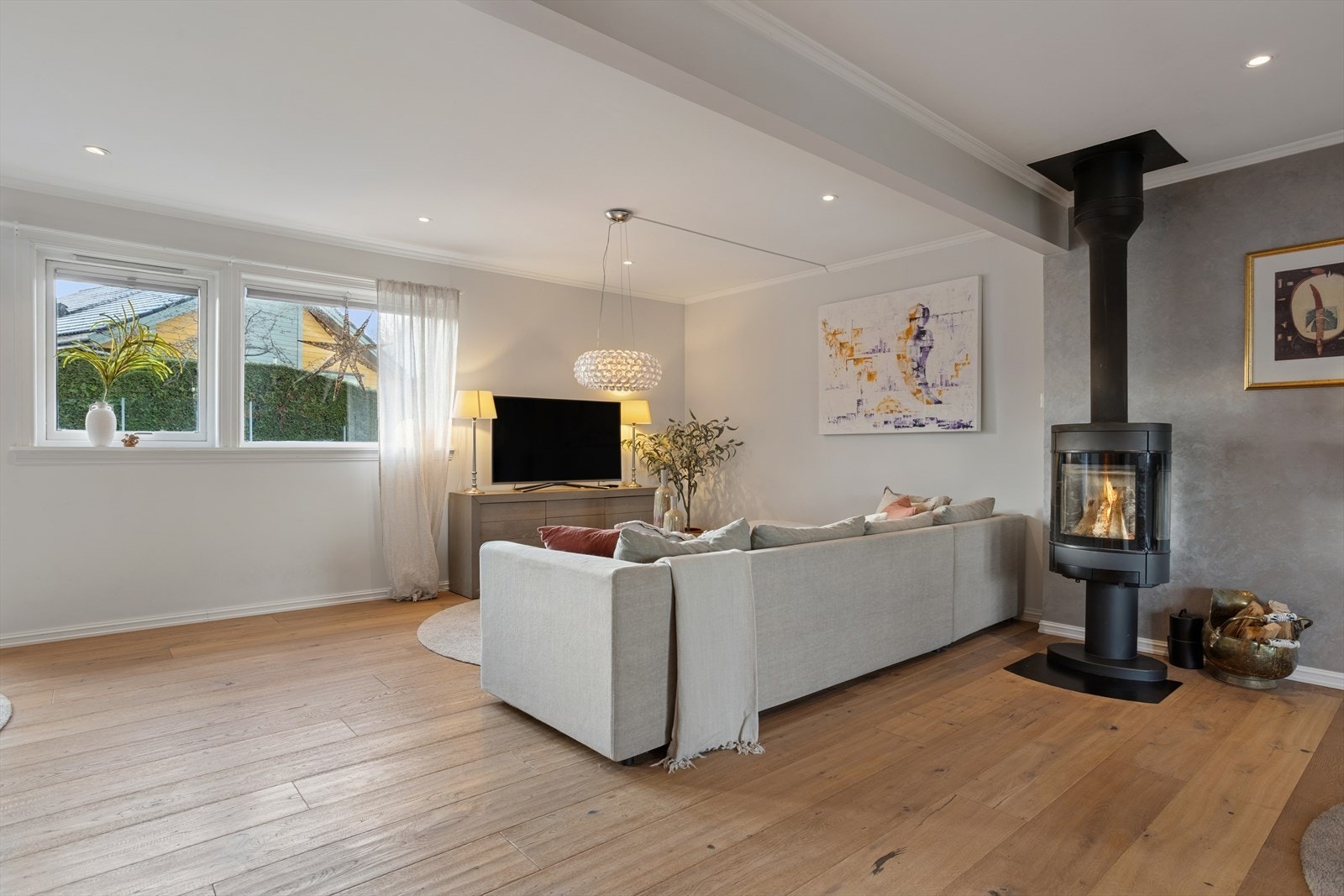 Moderne peisovn som varmer godt på kalde vinterdager. Boligen har også varmepumpe som ble installert ny i 2022. Galleribilde