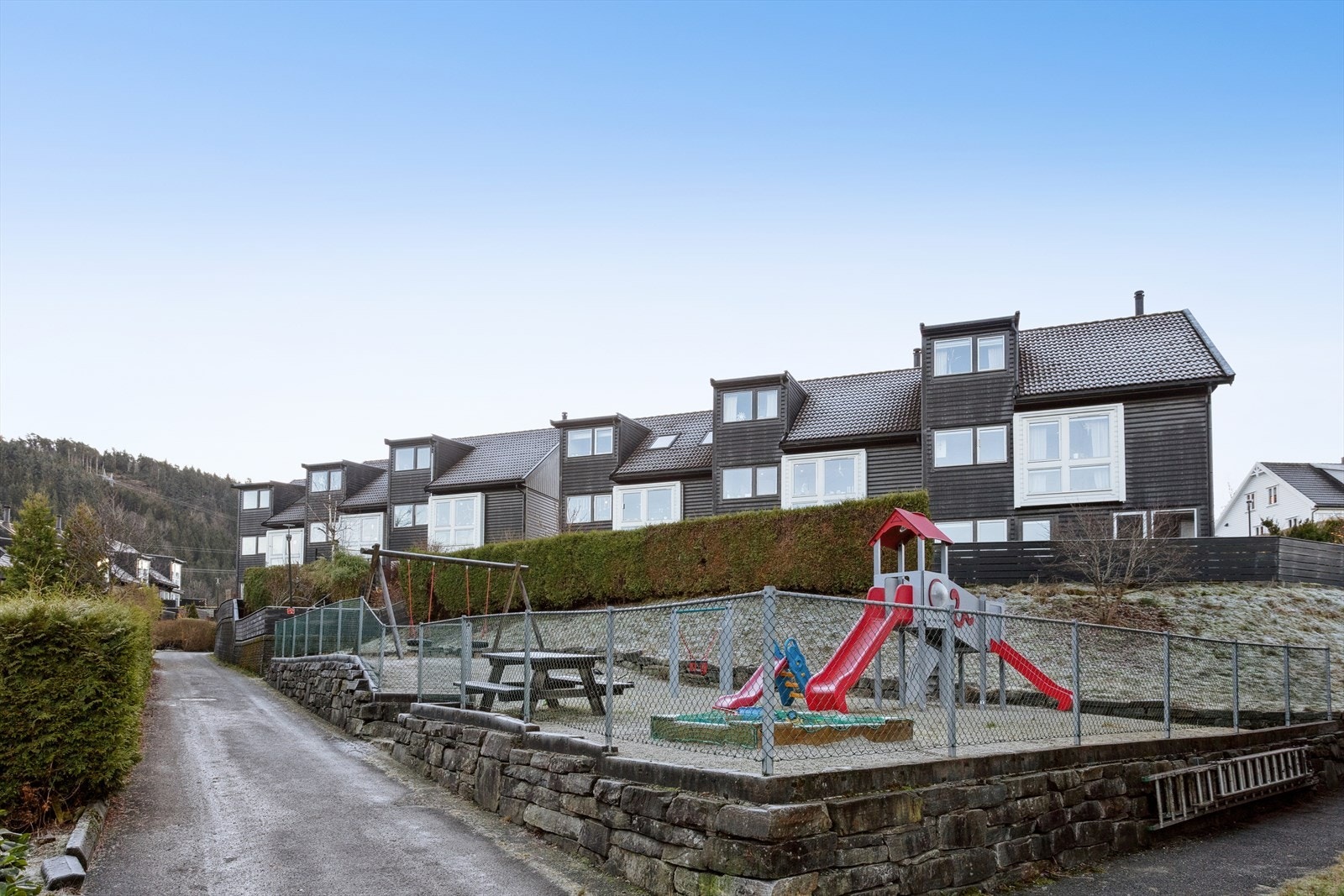 Barnevennlig bomiljø med lekeplass for de minste som befinner seg like nedenfor huset. Galleribilde