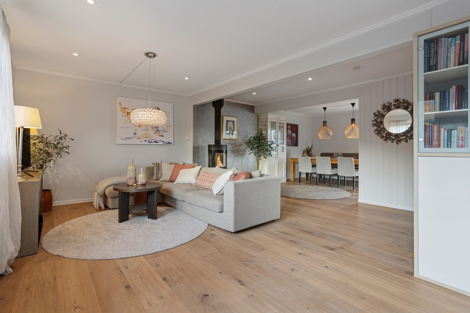 Stor og meget familievennlig stue som enkelt kan møbleres i flere soner. Galleribilde