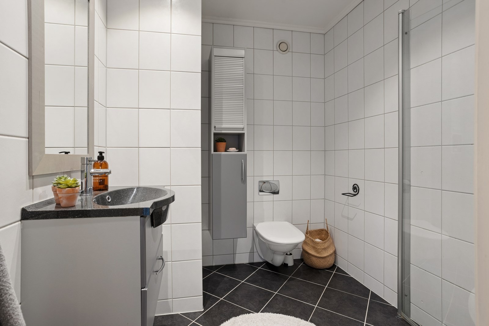 Praktisk med 2 bad i boligen. Badet på loftet er også helfliset med varmekabler i gulv. Galleribilde