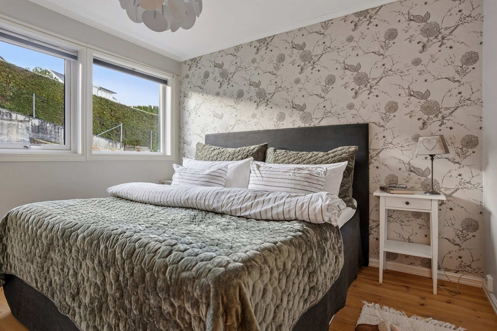 Tapetsert fondvegg på hovedsoverommet gir en lekker detalj i rommet. Galleribilde