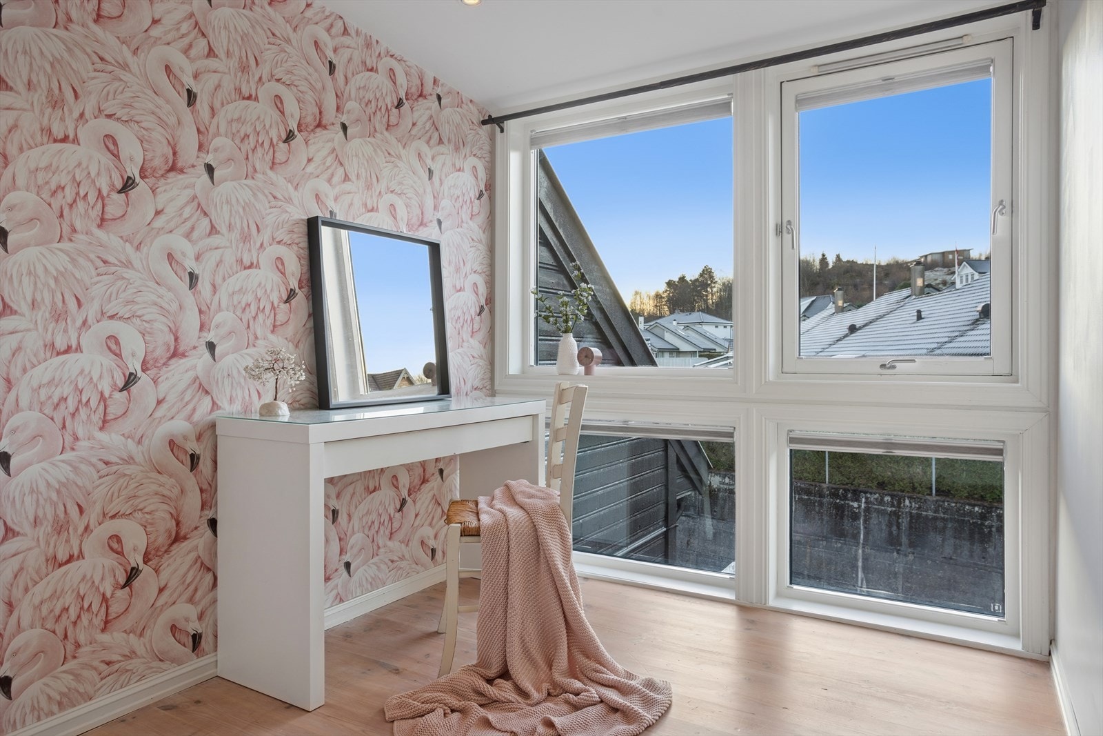 Generøse vindusflater er gjennomgående for hele huset og gir mye naturlig lysinnslipp og et trivelig innemiljø. Galleribilde