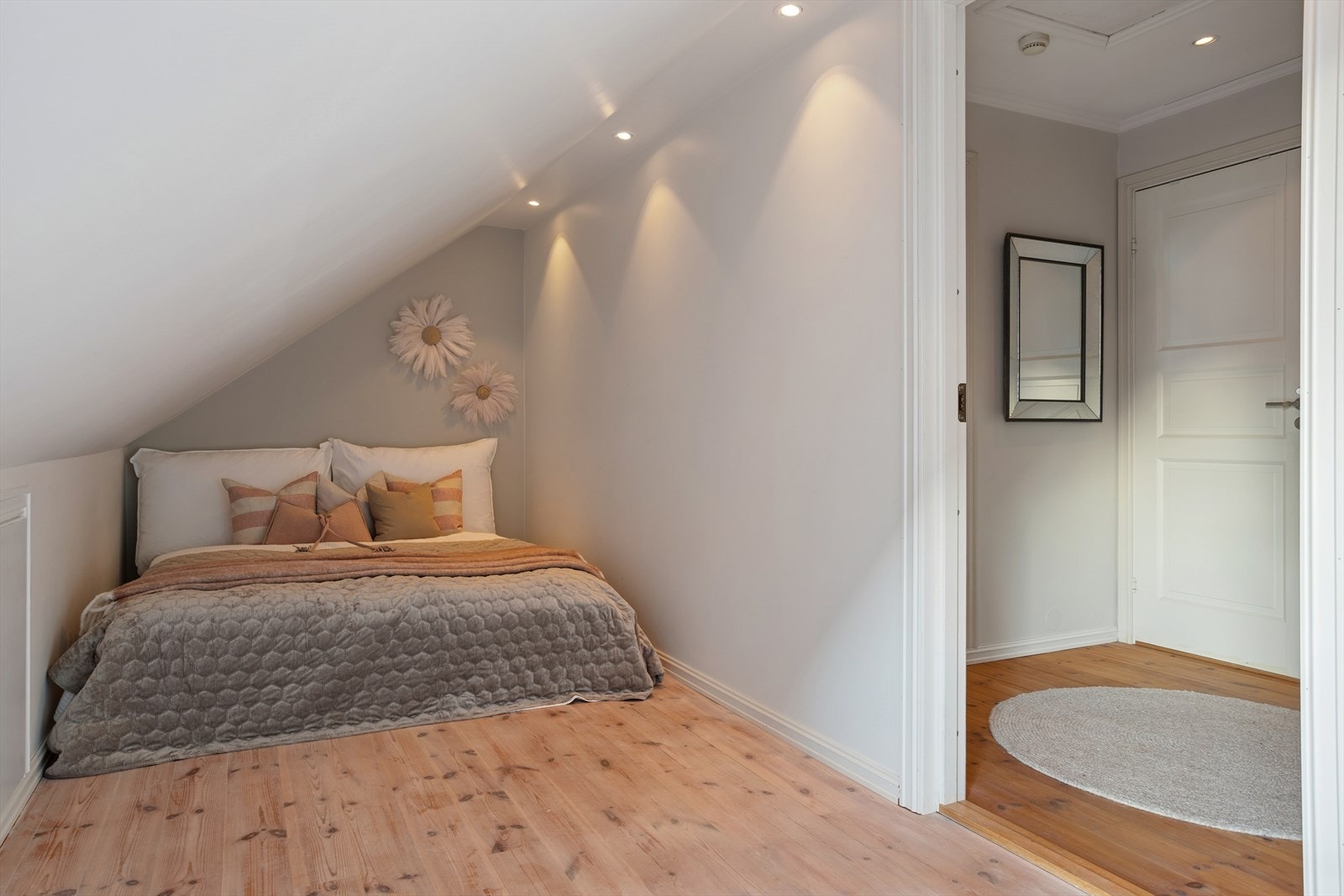 Loftsetasjen har en koselig loftstue som nåværende eier har benyttet som soverom. Galleribilde