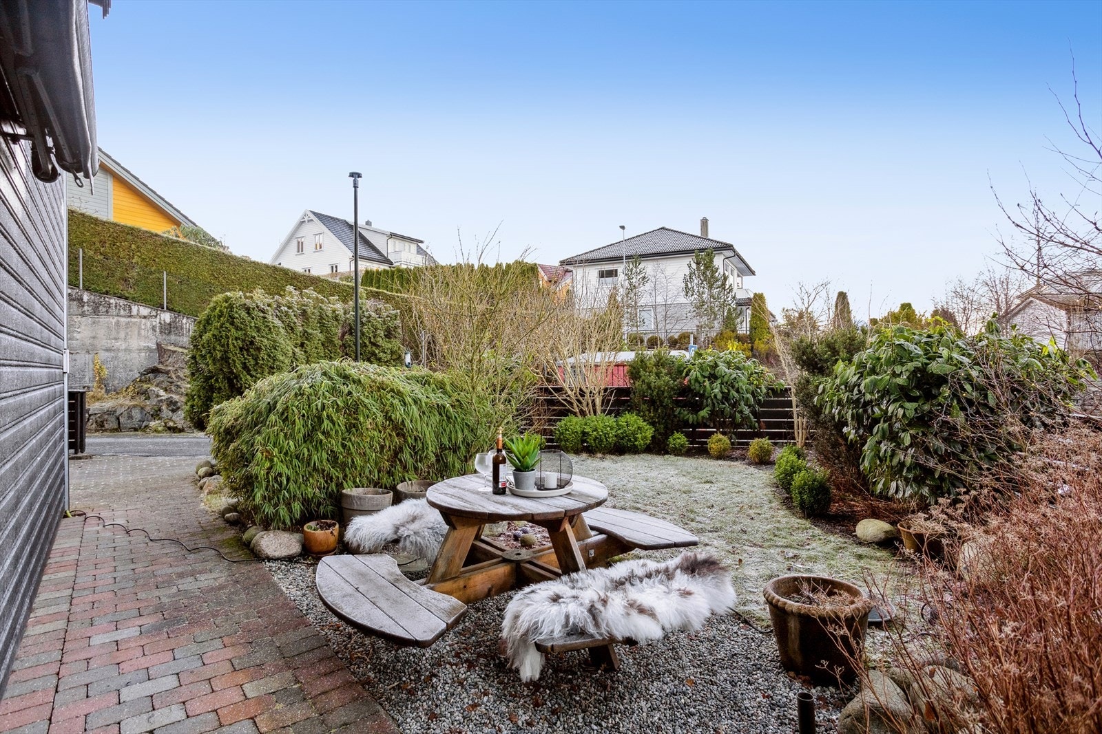 Solrik og nydelig beplantet hage av god størrelse med flere usjenerte uteplasser. Galleribilde