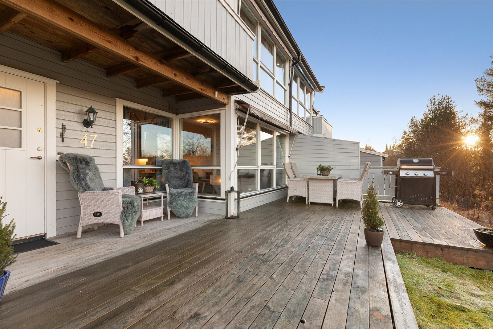 Plass til spisebord, sofagruppe med mer på terrassen - Markise over deler av terrassen Galleribilde