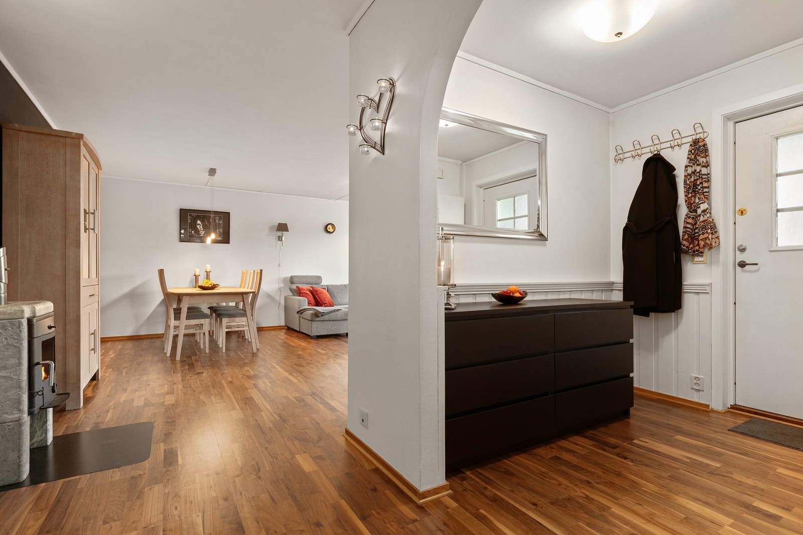 Fra entre mot stue/spisestue - Peis er godt å ha på kalde vinterdager Galleribilde