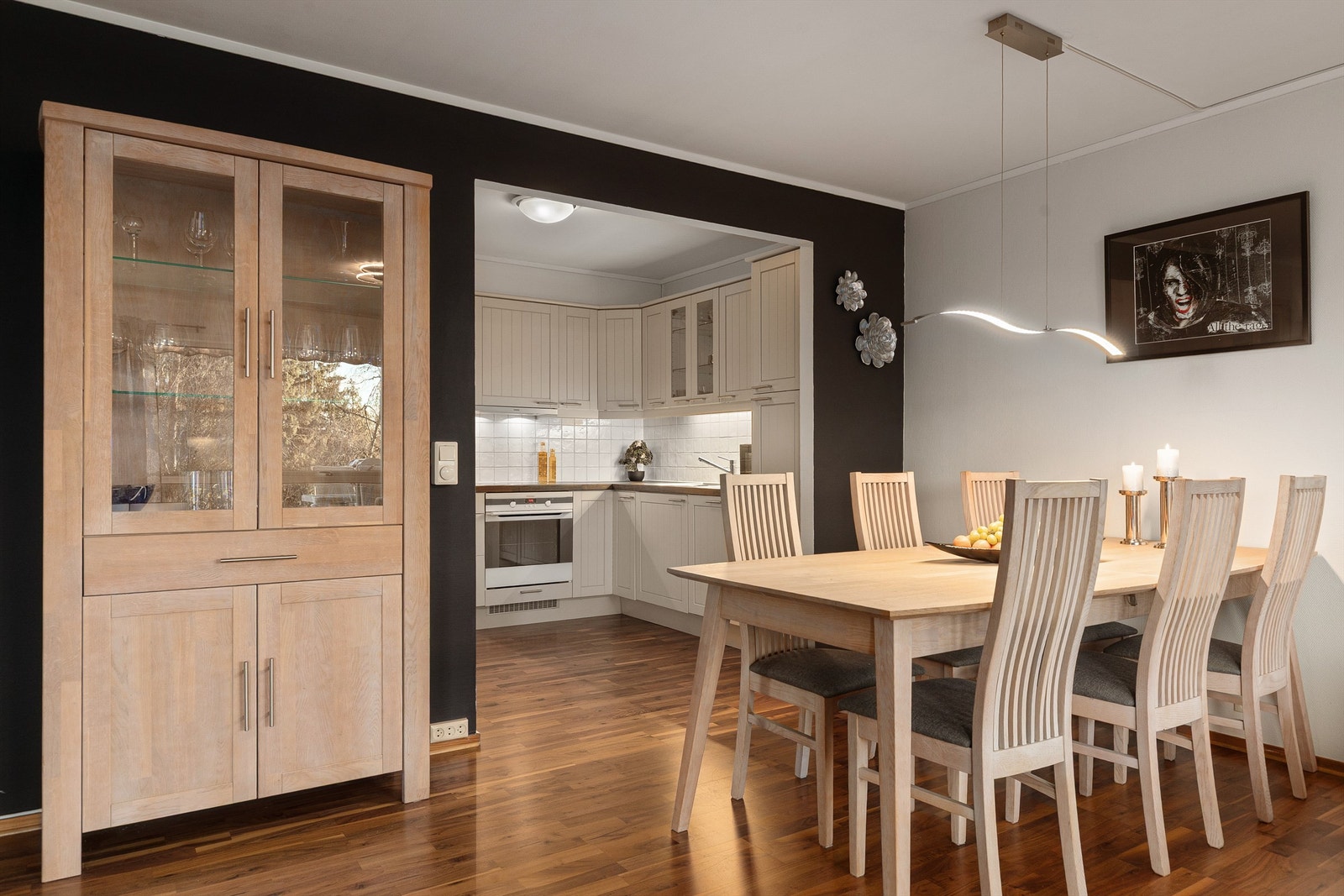 God plass til en romslig spisestue i tilknytning til kjøkkenet Galleribilde