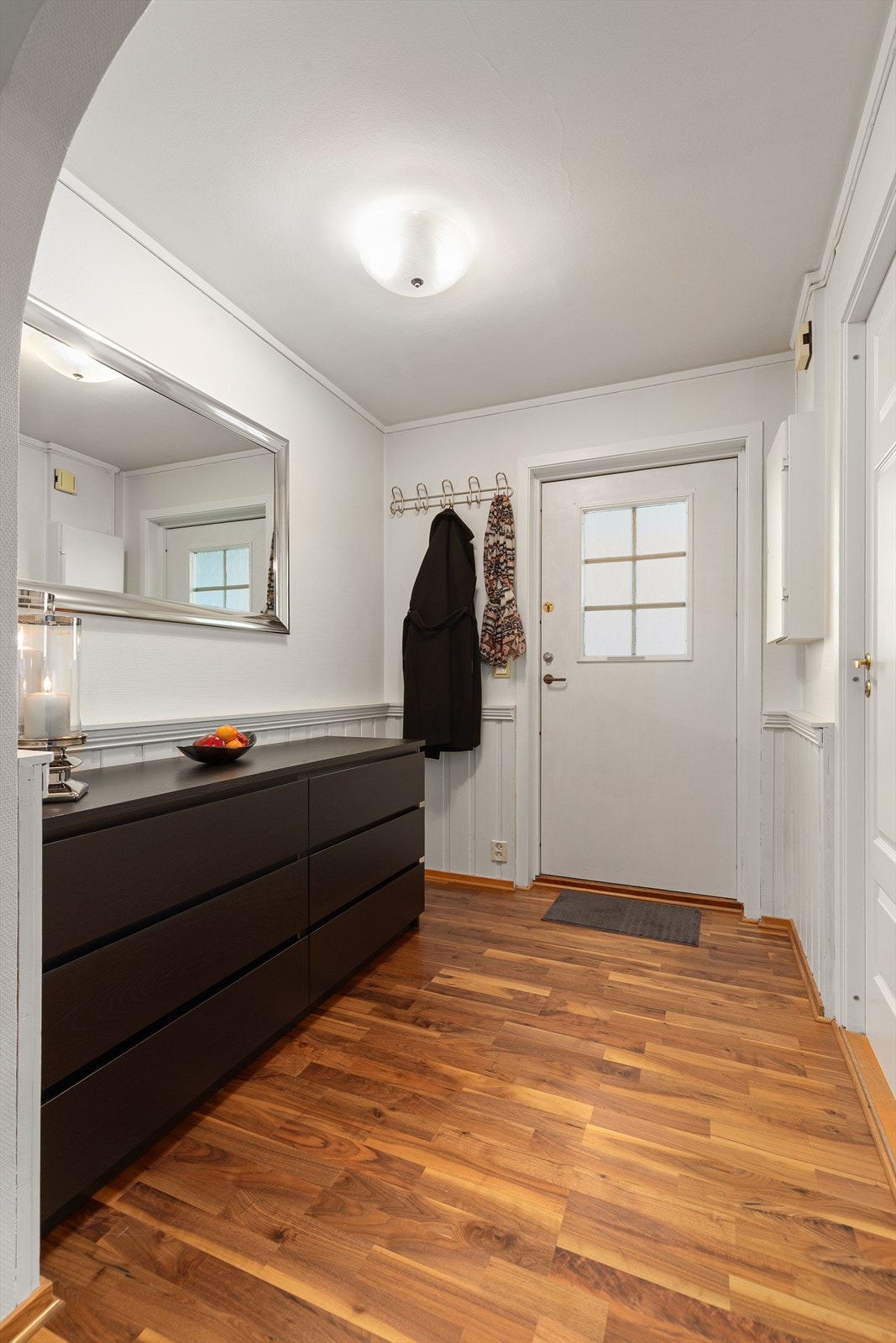 En praktisk entre med god plass til kommoder eller om ønskelig så kan man sette opp en skyvegarderobe Galleribilde