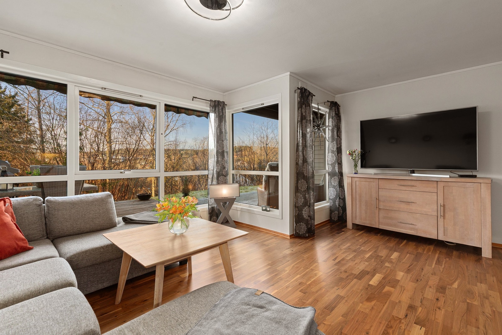 Stor vinduer gir en lys og meget trivelig stue Galleribilde