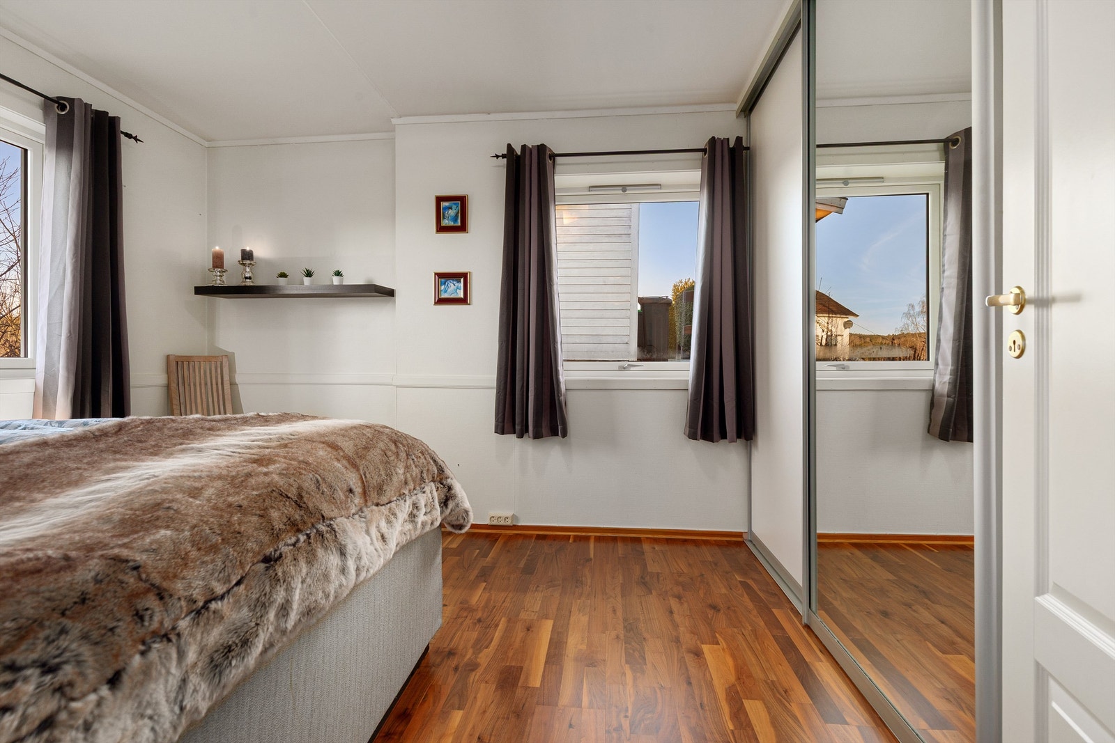 Soverom 1 med praktisk skyvegarderobe Galleribilde