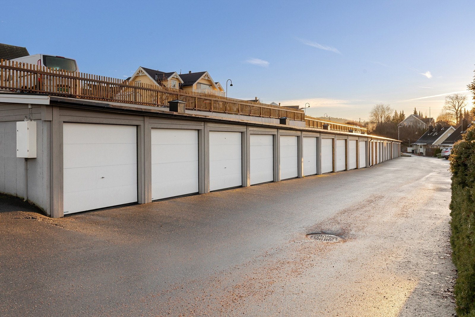 Parkering for en bil i garasje Galleribilde