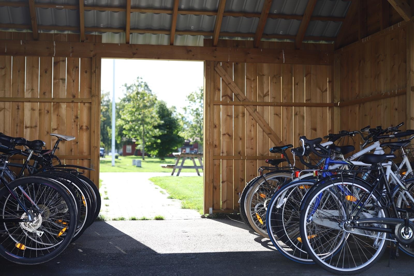 Sykkelparkering under tak Galleribilde