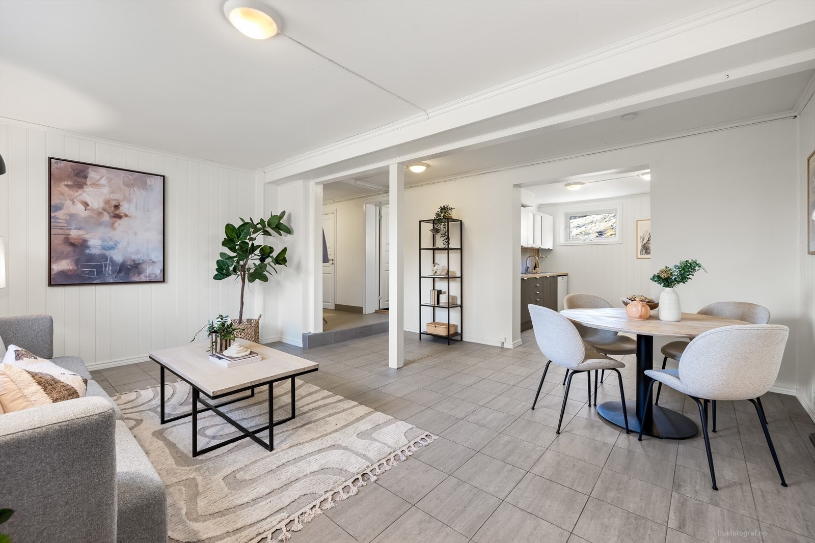 Stuen er romslig og har et flott potensial med mange møbleringsmuligheter. Galleribilde