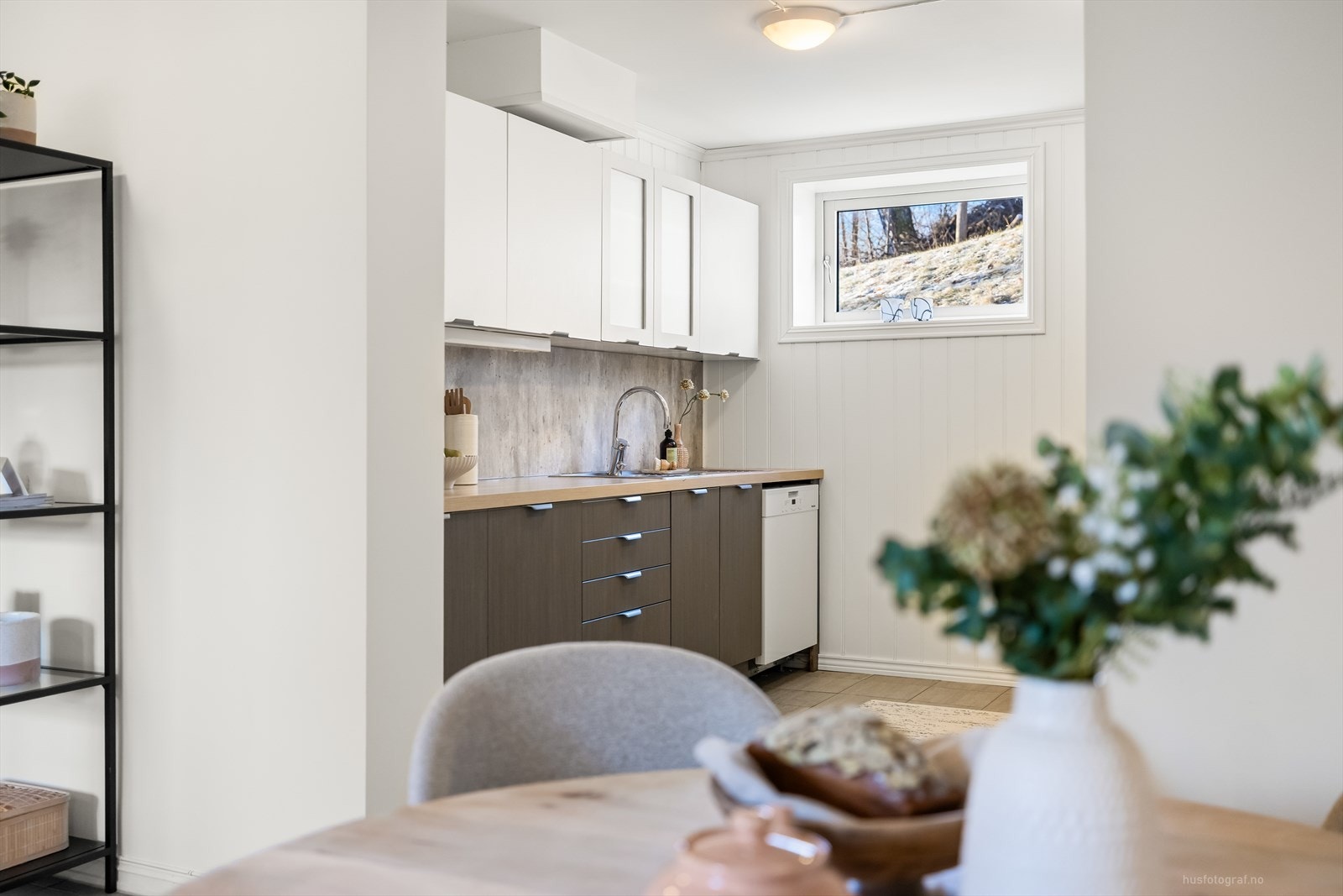 Leiligheten har en praktisk planløsning med kjøkken i tilknytning til stuen, som gir en åpen og luftig følelse. Galleribilde
